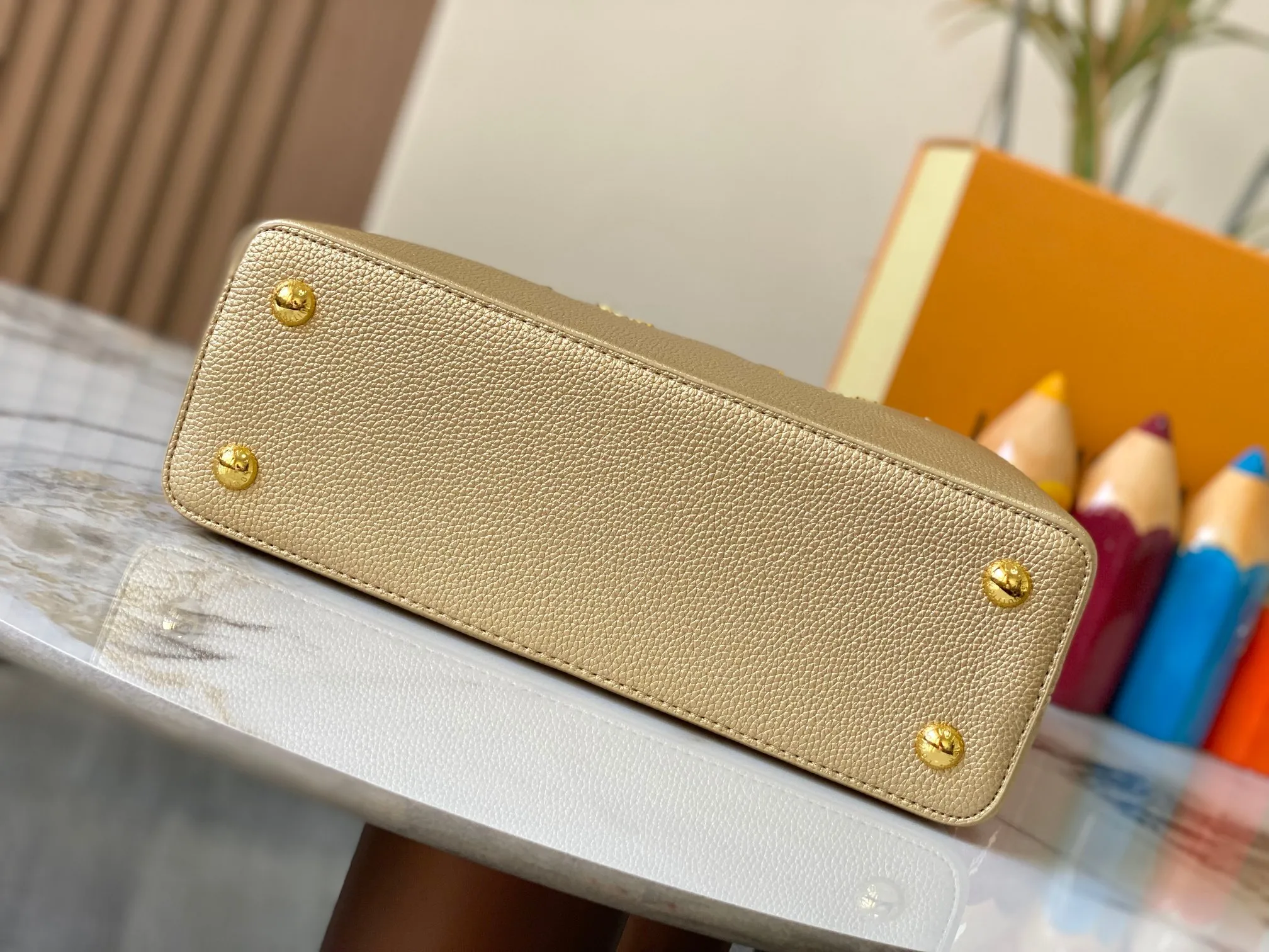 Top original P480 Guangzhou product M24585 gold-plated diamond corolla 🔺This Capucines Flower Crown handbag is made of full-grain Taurillon leather embellished with Monogram flowers. Each flower is shaped by exquisite crystal diamonds. The LV logo and flowers echo each other, giving this feminine handbag a jewel-like luster. Use the detachable shoulder strap skillfully to switch between shoulder and cross-body styles♠️Size: 31.5 * 20 * 11cm🥂