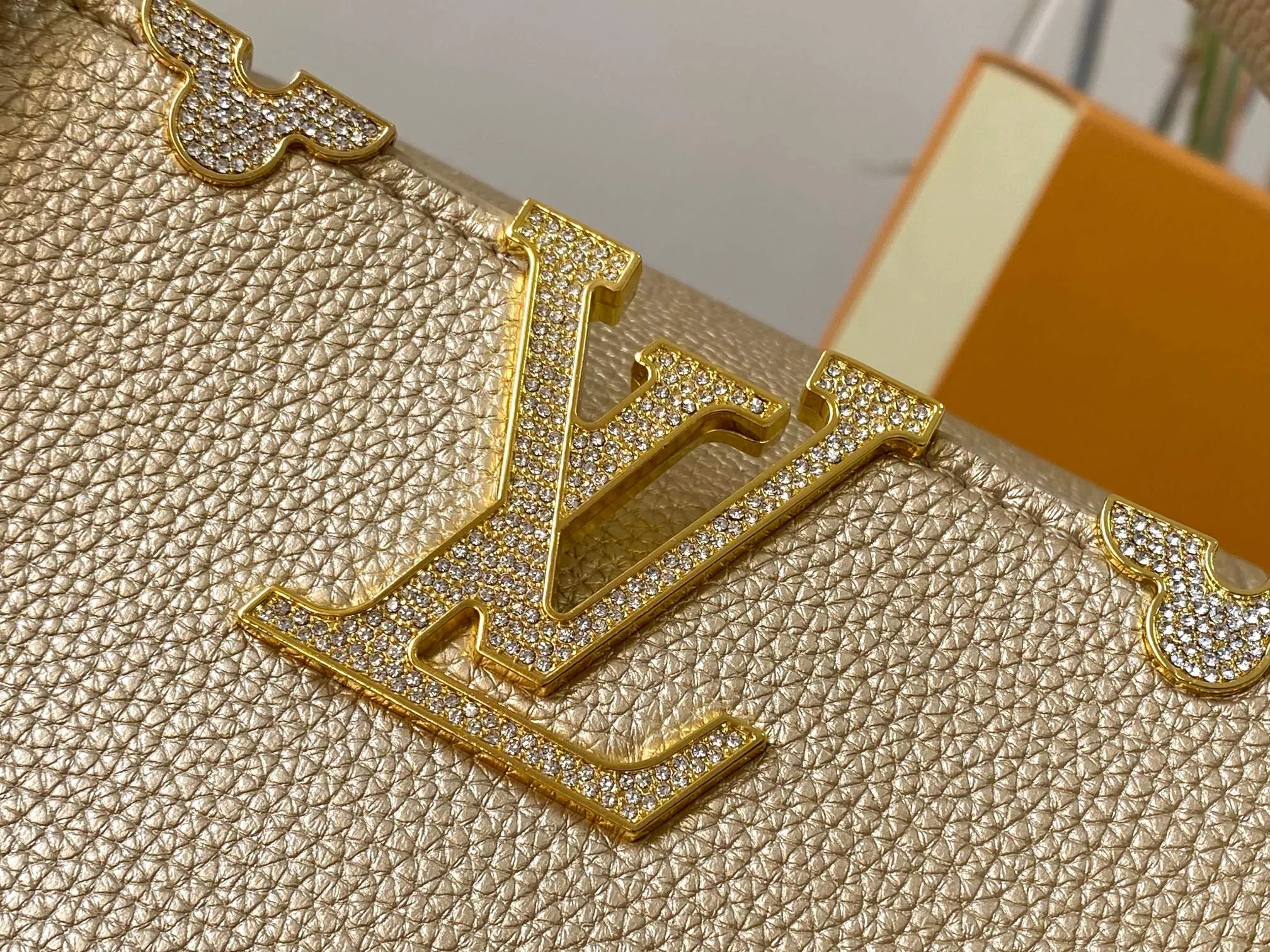 Top original P480 Guangzhou product M24585 gold-plated diamond corolla 🔺This Capucines Flower Crown handbag is made of full-grain Taurillon leather embellished with Monogram flowers. Each flower is shaped by exquisite crystal diamonds. The LV logo and flowers echo each other, giving this feminine handbag a jewel-like luster. Use the detachable shoulder strap skillfully to switch between shoulder and cross-body styles♠️Size: 31.5 * 20 * 11cm🥂