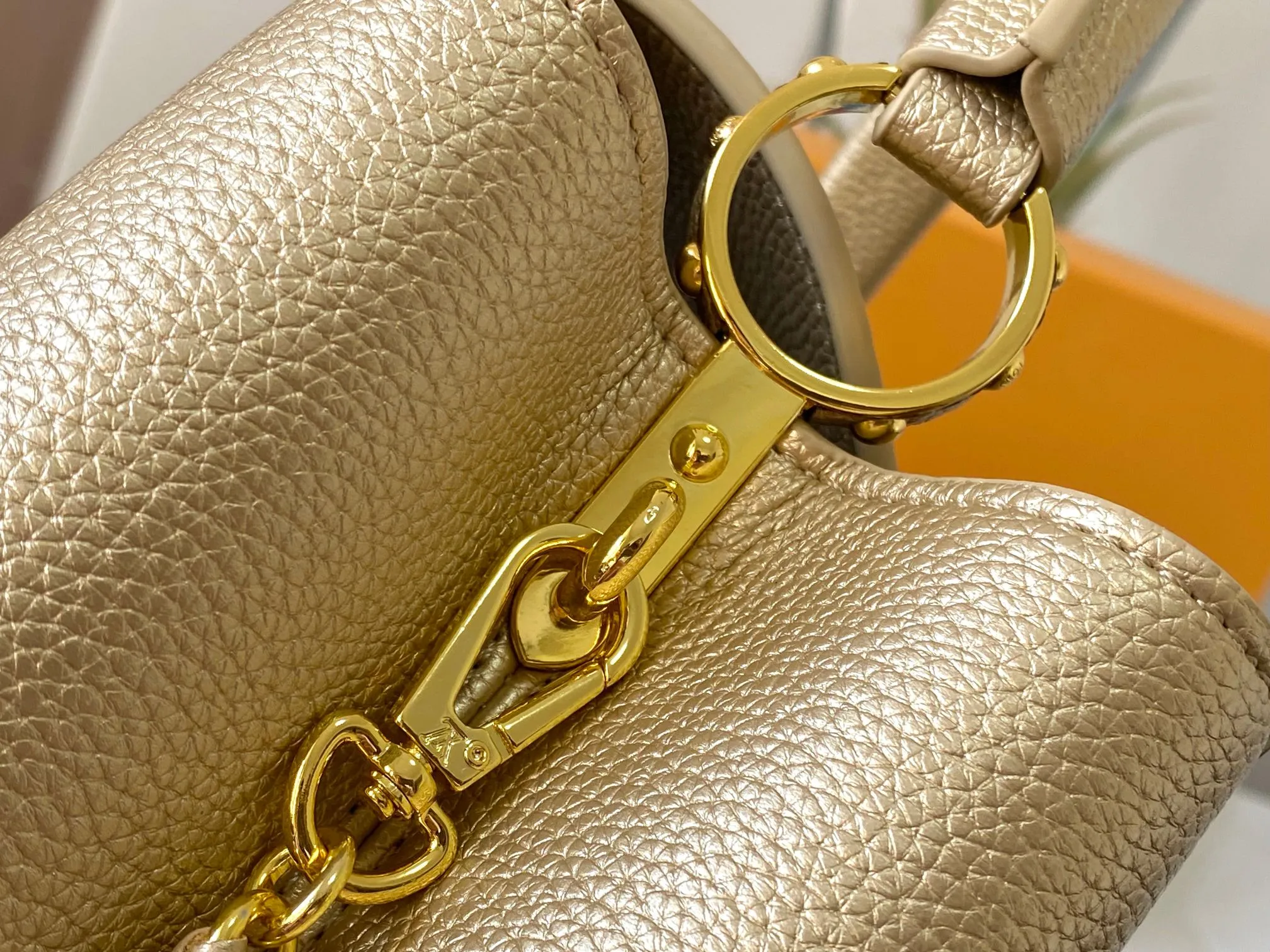 Top original P480 Guangzhou product M24585 gold-plated diamond corolla 🔺This Capucines Flower Crown handbag is made of full-grain Taurillon leather embellished with Monogram flowers. Each flower is shaped by exquisite crystal diamonds. The LV logo and flowers echo each other, giving this feminine handbag a jewel-like luster. Use the detachable shoulder strap skillfully to switch between shoulder and cross-body styles♠️Size: 31.5 * 20 * 11cm🥂