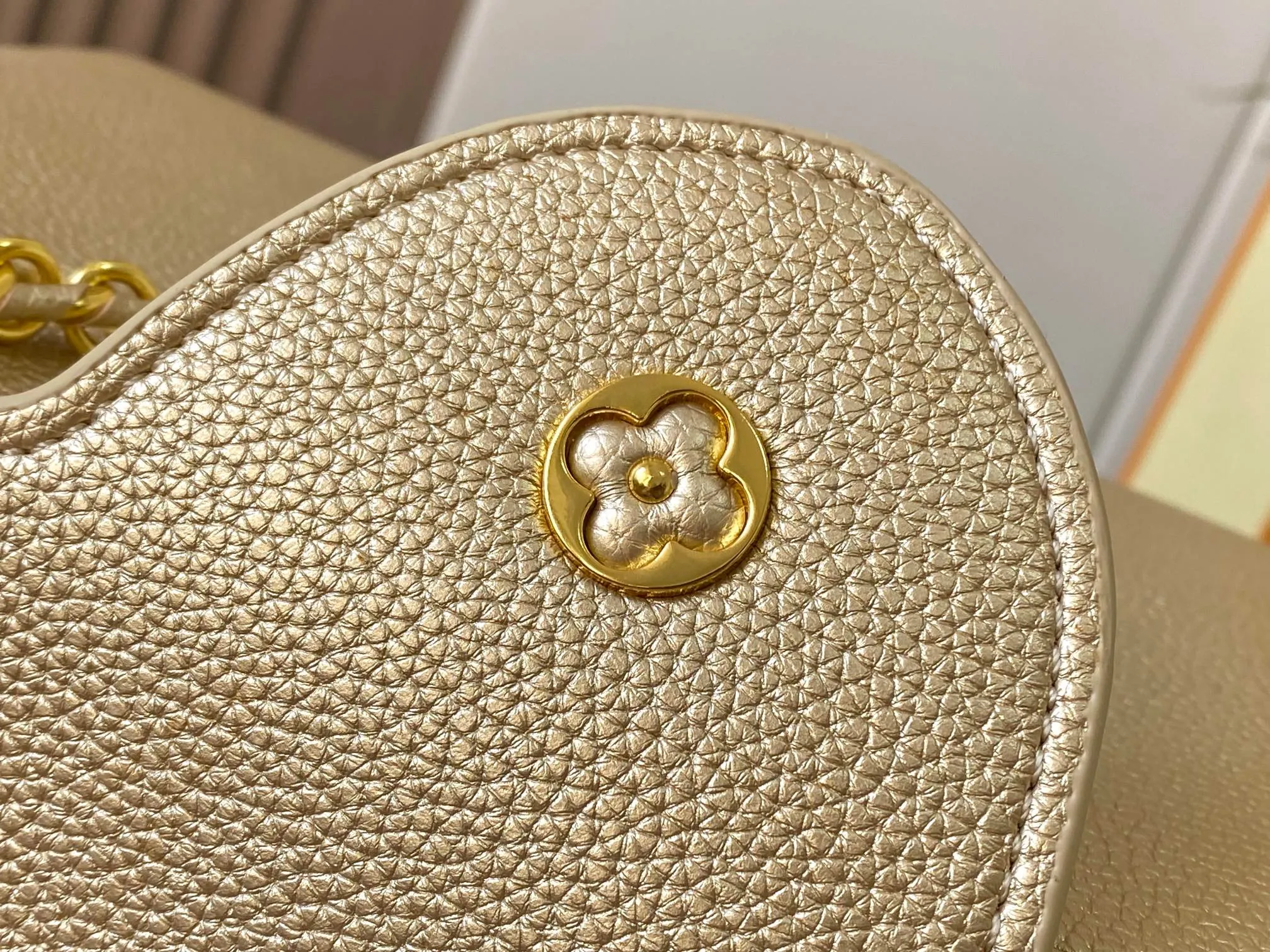 Top original P480 Guangzhou product M24585 gold-plated diamond corolla 🔺This Capucines Flower Crown handbag is made of full-grain Taurillon leather embellished with Monogram flowers. Each flower is shaped by exquisite crystal diamonds. The LV logo and flowers echo each other, giving this feminine handbag a jewel-like luster. Use the detachable shoulder strap skillfully to switch between shoulder and cross-body styles♠️Size: 31.5 * 20 * 11cm🥂