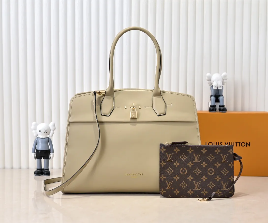 Batch 💰Small 360 💰Large 190 M12005 M12556 M12337 This large City Steamer handbag draws inspiration from the design of suitcases built for cruise ships in 1901, making its eye-catching appearance at the 2024 autumn and winter ready-to-wear show. Grained Millesime leather and shearling leather trims add seasonal flair, an embossed padlock and hot-stamped LV Circle logo add a modern twist, and a removable Monogram storage bag makes it easy to store valuables. Size: large size 35x42x21cm, small size 30x36x17