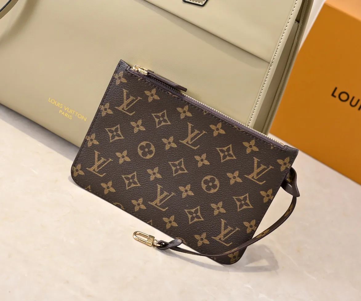 Batch 💰Small 360 💰Large 190 M12005 M12556 M12337 This large City Steamer handbag draws inspiration from the design of suitcases built for cruise ships in 1901, making its eye-catching appearance at the 2024 autumn and winter ready-to-wear show. Grained Millesime leather and shearling leather trims add seasonal flair, an embossed padlock and hot-stamped LV Circle logo add a modern twist, and a removable Monogram storage bag makes it easy to store valuables. Size: large size 35x42x21cm, small size 30x36x17