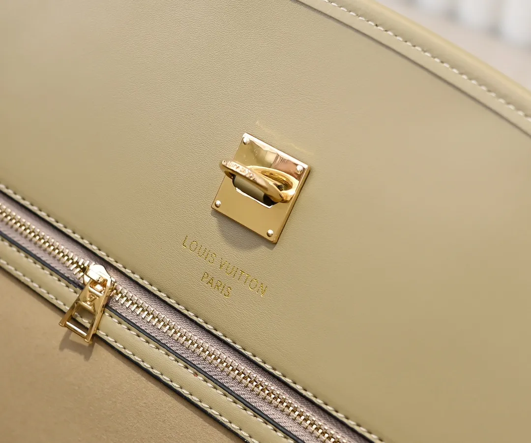 Batch 💰Small 360 💰Large 190 M12005 M12556 M12337 This large City Steamer handbag draws inspiration from the design of suitcases built for cruise ships in 1901, making its eye-catching appearance at the 2024 autumn and winter ready-to-wear show. Grained Millesime leather and shearling leather trims add seasonal flair, an embossed padlock and hot-stamped LV Circle logo add a modern twist, and a removable Monogram storage bag makes it easy to store valuables. Size: large size 35x42x21cm, small size 30x36x17
