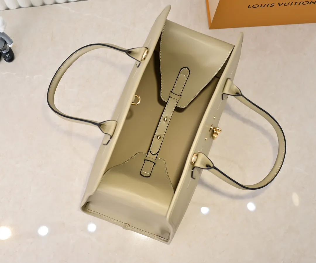 Batch 💰Small 360 💰Large 190 M12005 M12556 M12337 This large City Steamer handbag draws inspiration from the design of suitcases built for cruise ships in 1901, making its eye-catching appearance at the 2024 autumn and winter ready-to-wear show. Grained Millesime leather and shearling leather trims add seasonal flair, an embossed padlock and hot-stamped LV Circle logo add a modern twist, and a removable Monogram storage bag makes it easy to store valuables. Size: large size 35x42x21cm, small size 30x36x17