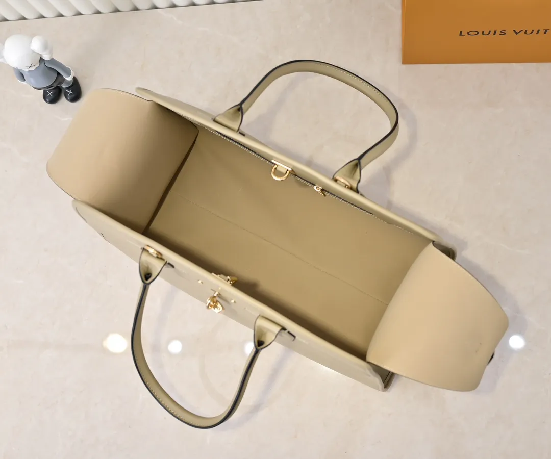 Batch 💰Small 360 💰Large 190 M12005 M12556 M12337 This large City Steamer handbag draws inspiration from the design of suitcases built for cruise ships in 1901, making its eye-catching appearance at the 2024 autumn and winter ready-to-wear show. Grained Millesime leather and shearling leather trims add seasonal flair, an embossed padlock and hot-stamped LV Circle logo add a modern twist, and a removable Monogram storage bag makes it easy to store valuables. Size: large size 35x42x21cm, small size 30x36x17