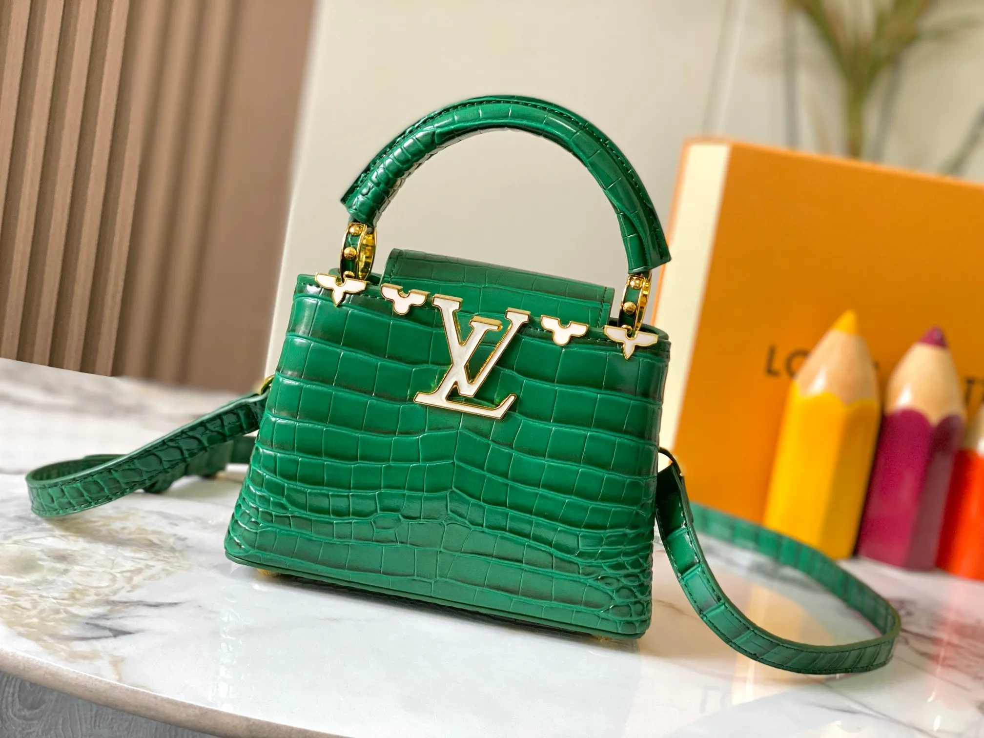 p440 [Guangzhou top quality original] M86153 This Capucines mini handbag is made of Monogram crocodile pattern with pointed flowers and decorative lines, with LV letters and woven chains infused with metallic edges, and with contrasting leather trim. The flip cover can be placed externally or internally, and the neat inner layer and multiple carrying methods complete the functional details.  21x 14 x 8.0 cm (length x height x width)