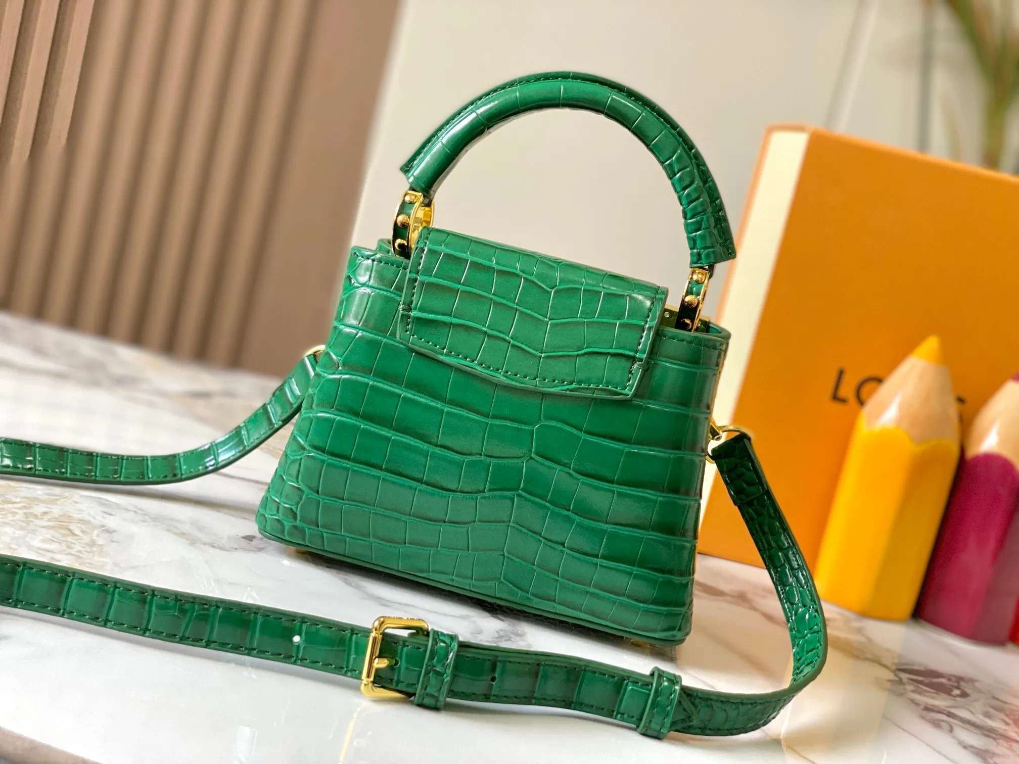 p440 [Guangzhou top quality original] M86153 This Capucines mini handbag is made of Monogram crocodile pattern with pointed flowers and decorative lines, with LV letters and woven chains infused with metallic edges, and with contrasting leather trim. The flip cover can be placed externally or internally, and the neat inner layer and multiple carrying methods complete the functional details.  21x 14 x 8.0 cm (length x height x width)