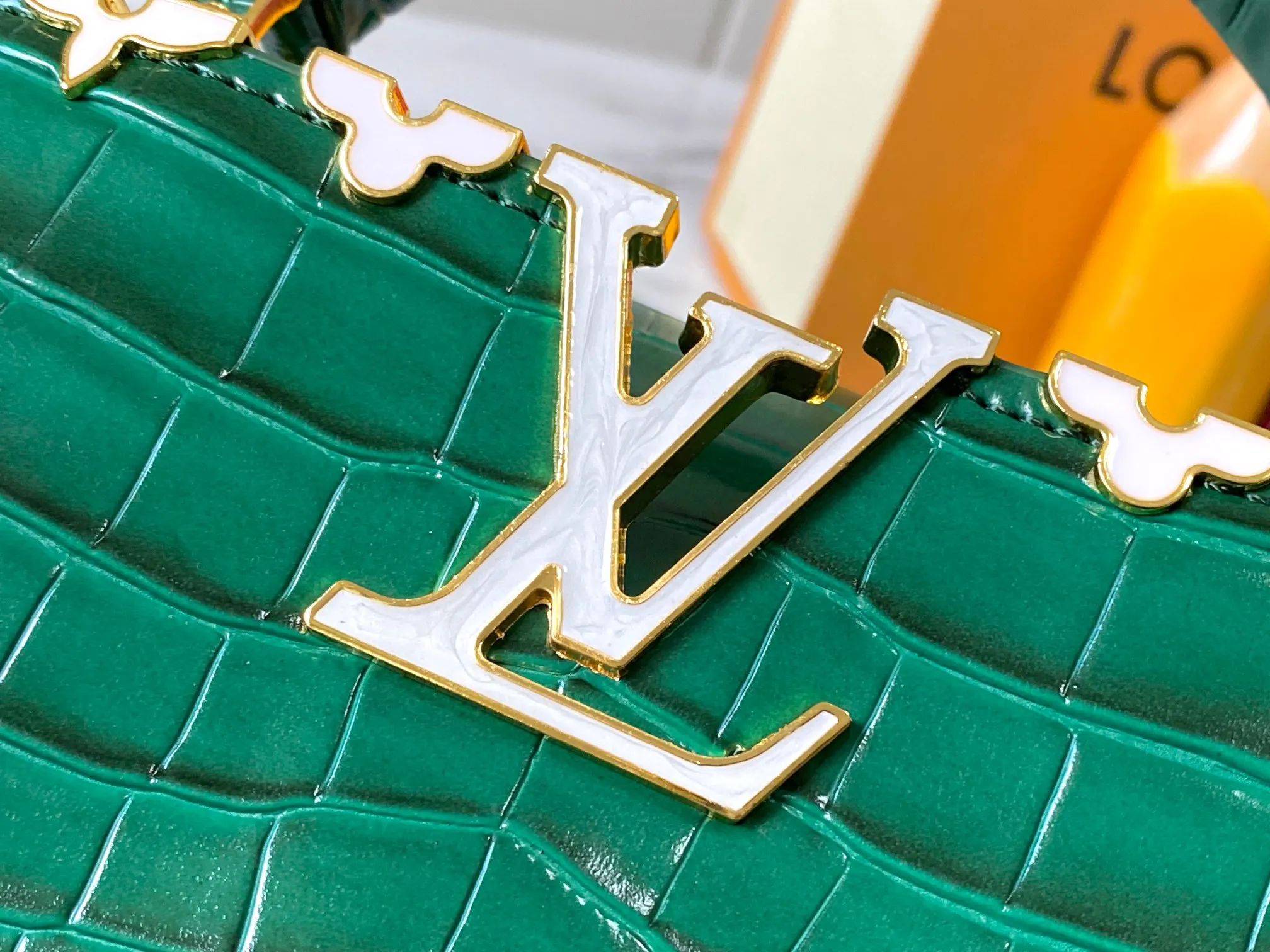 p440 [Guangzhou top quality original] M86153 This Capucines mini handbag is made of Monogram crocodile pattern with pointed flowers and decorative lines, with LV letters and woven chains infused with metallic edges, and with contrasting leather trim. The flip cover can be placed externally or internally, and the neat inner layer and multiple carrying methods complete the functional details.  21x 14 x 8.0 cm (length x height x width)