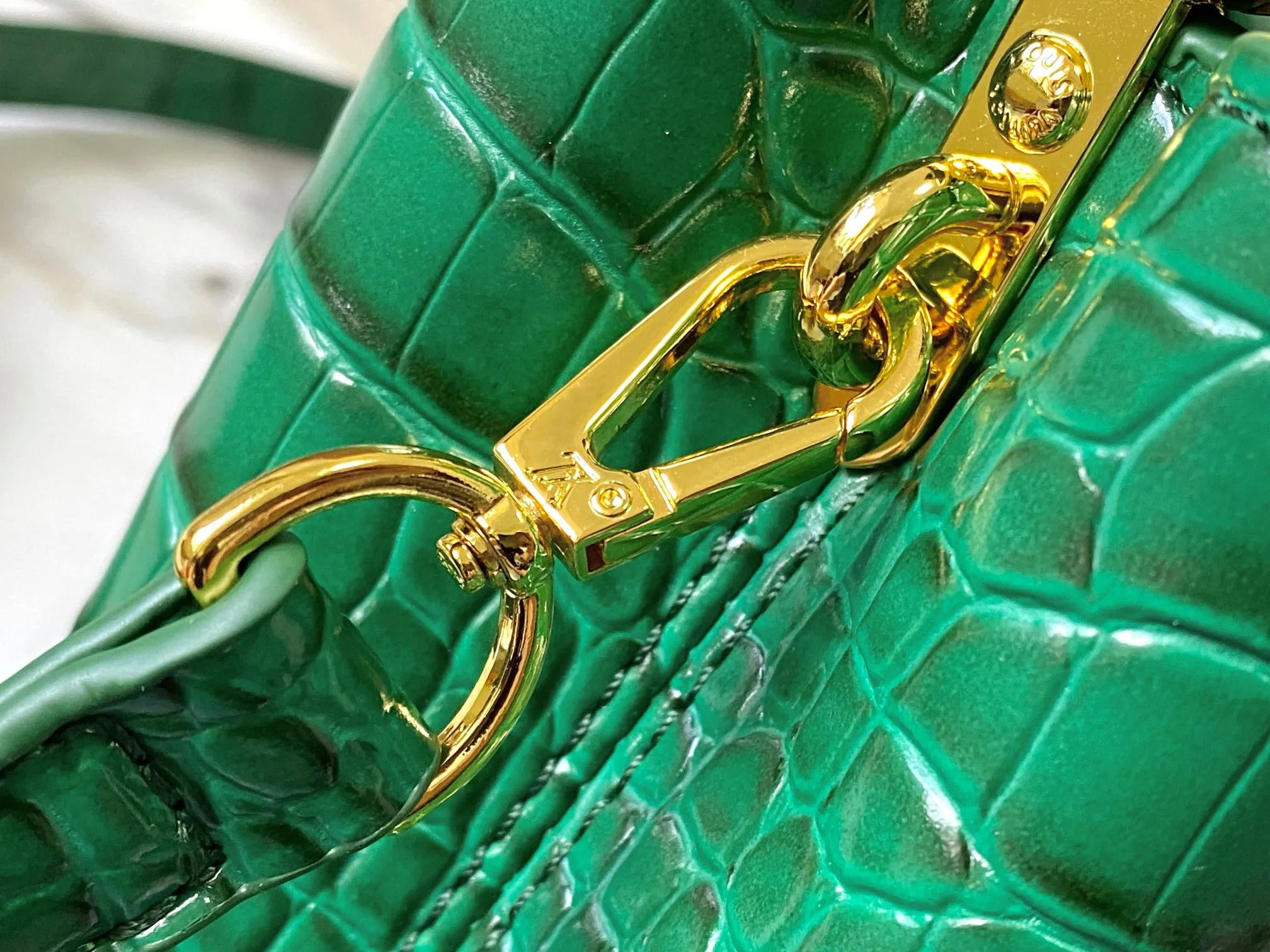 p440 [Guangzhou top quality original] M86153 This Capucines mini handbag is made of Monogram crocodile pattern with pointed flowers and decorative lines, with LV letters and woven chains infused with metallic edges, and with contrasting leather trim. The flip cover can be placed externally or internally, and the neat inner layer and multiple carrying methods complete the functional details.  21x 14 x 8.0 cm (length x height x width)