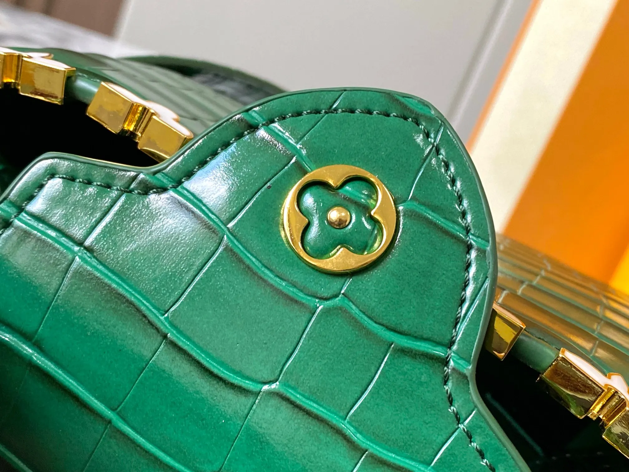 p440 [Guangzhou top quality original] M86153 This Capucines mini handbag is made of Monogram crocodile pattern with pointed flowers and decorative lines, with LV letters and woven chains infused with metallic edges, and with contrasting leather trim. The flip cover can be placed externally or internally, and the neat inner layer and multiple carrying methods complete the functional details.  21x 14 x 8.0 cm (length x height x width)