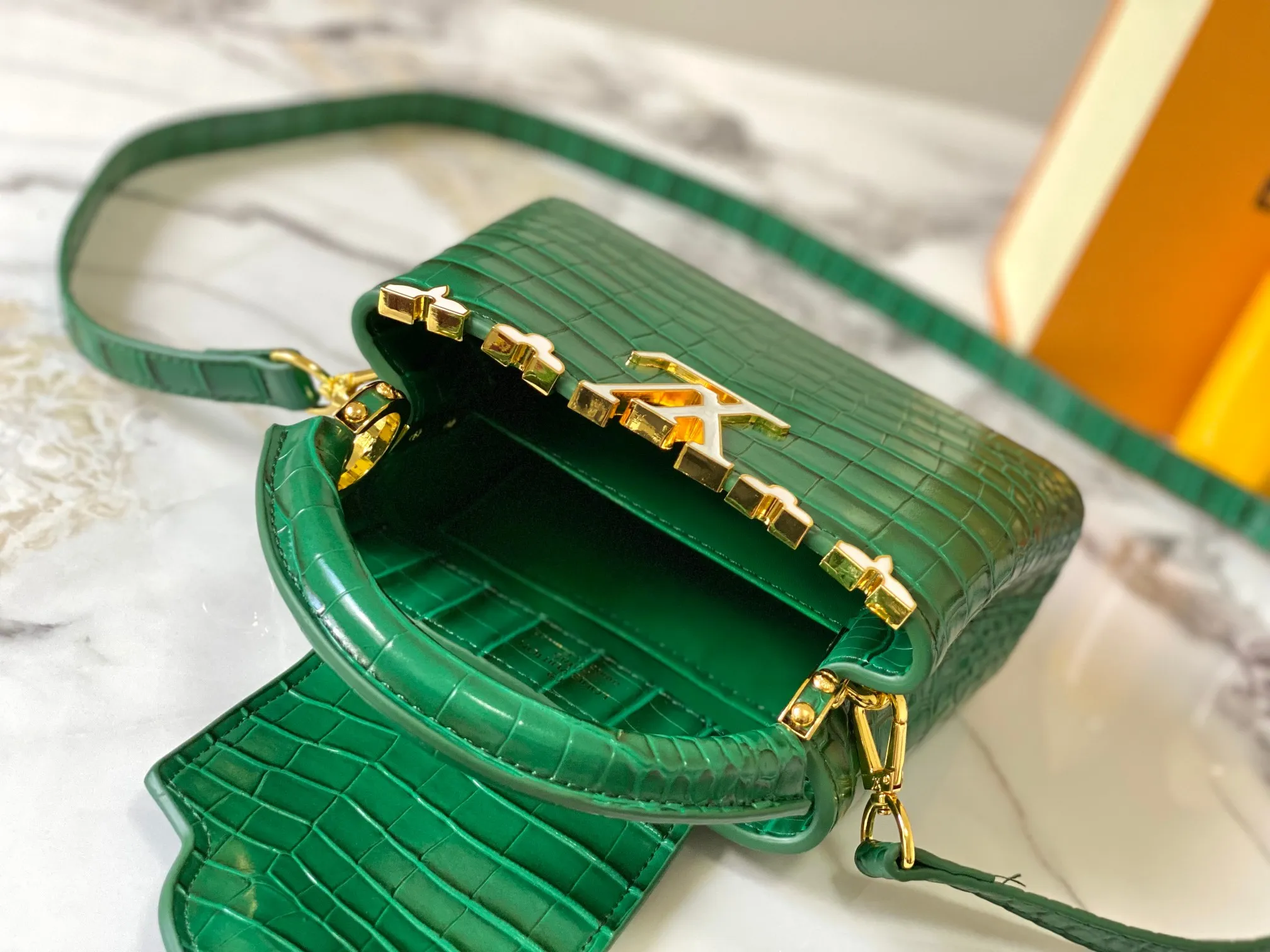 p440 [Guangzhou top quality original] M86153 This Capucines mini handbag is made of Monogram crocodile pattern with pointed flowers and decorative lines, with LV letters and woven chains infused with metallic edges, and with contrasting leather trim. The flip cover can be placed externally or internally, and the neat inner layer and multiple carrying methods complete the functional details.  21x 14 x 8.0 cm (length x height x width)