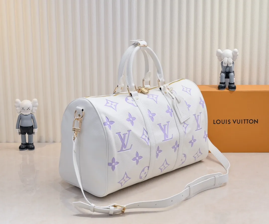 Batch 💰460 Upgraded Original Edition Method No. M46974 41416 41418 The Milky Way series gives the Keepall Bandoulière travel bag a feminine style, embossed with the classic Monogram pattern on the soft-grained cow leather, and achieves comfortable travel with an elegant attitude. Dimensions: 45 x 27 x 20 cm (Length x Height x Width) Monogram Empreinte Soft-grained cow leather Soft-grained cowhide trim Microfiber lining Hardware Double zipper closure with padlock Internal zippered pocket Removable name tag Carry-on baggage dimensions Shoulder strap: Removable, adjustable Strap half-length: 36.0cm Strap half-length adjustable to: 50.0cm Handle: Double handle