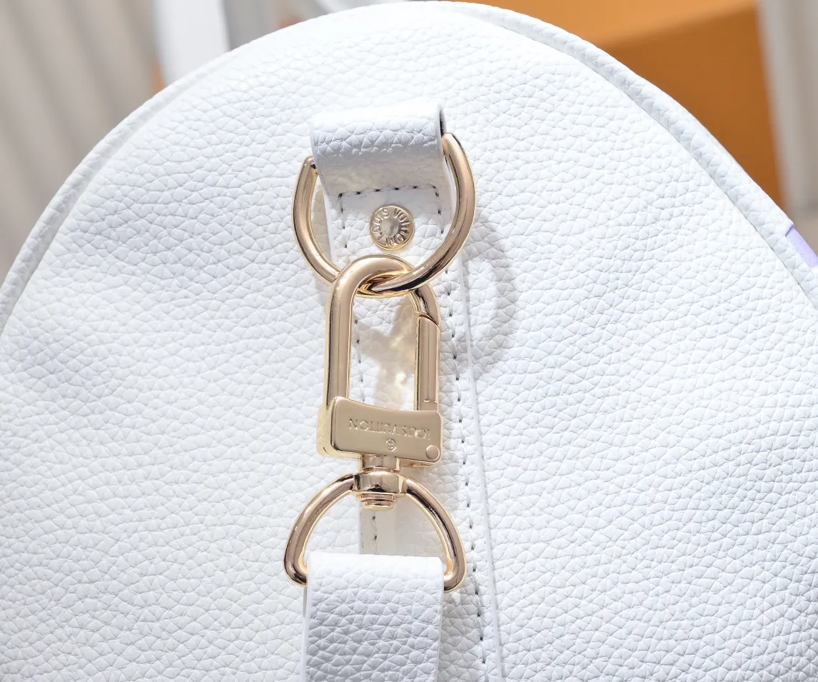 Batch 💰460 Upgraded Original Edition Method No. M46974 41416 41418 The Milky Way series gives the Keepall Bandoulière travel bag a feminine style, embossed with the classic Monogram pattern on the soft-grained cow leather, and achieves comfortable travel with an elegant attitude. Dimensions: 45 x 27 x 20 cm (Length x Height x Width) Monogram Empreinte Soft-grained cow leather Soft-grained cowhide trim Microfiber lining Hardware Double zipper closure with padlock Internal zippered pocket Removable name tag Carry-on baggage dimensions Shoulder strap: Removable, adjustable Strap half-length: 36.0cm Strap half-length adjustable to: 50.0cm Handle: Double handle
