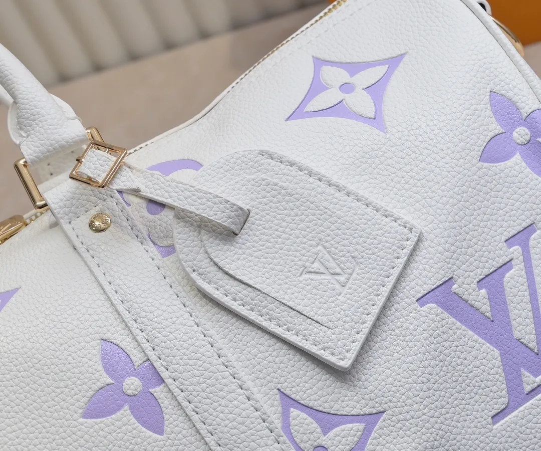 Batch 💰460 Upgraded Original Edition Method No. M46974 41416 41418 The Milky Way series gives the Keepall Bandoulière travel bag a feminine style, embossed with the classic Monogram pattern on the soft-grained cow leather, and achieves comfortable travel with an elegant attitude. Dimensions: 45 x 27 x 20 cm (Length x Height x Width) Monogram Empreinte Soft-grained cow leather Soft-grained cowhide trim Microfiber lining Hardware Double zipper closure with padlock Internal zippered pocket Removable name tag Carry-on baggage dimensions Shoulder strap: Removable, adjustable Strap half-length: 36.0cm Strap half-length adjustable to: 50.0cm Handle: Double handle