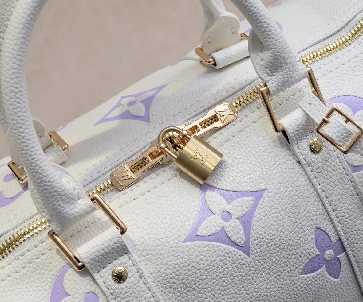 Batch 💰460 Upgraded Original Edition Method No. M46974 41416 41418 The Milky Way series gives the Keepall Bandoulière travel bag a feminine style, embossed with the classic Monogram pattern on the soft-grained cow leather, and achieves comfortable travel with an elegant attitude. Dimensions: 45 x 27 x 20 cm (Length x Height x Width) Monogram Empreinte Soft-grained cow leather Soft-grained cowhide trim Microfiber lining Hardware Double zipper closure with padlock Internal zippered pocket Removable name tag Carry-on baggage dimensions Shoulder strap: Removable, adjustable Strap half-length: 36.0cm Strap half-length adjustable to: 50.0cm Handle: Double handle