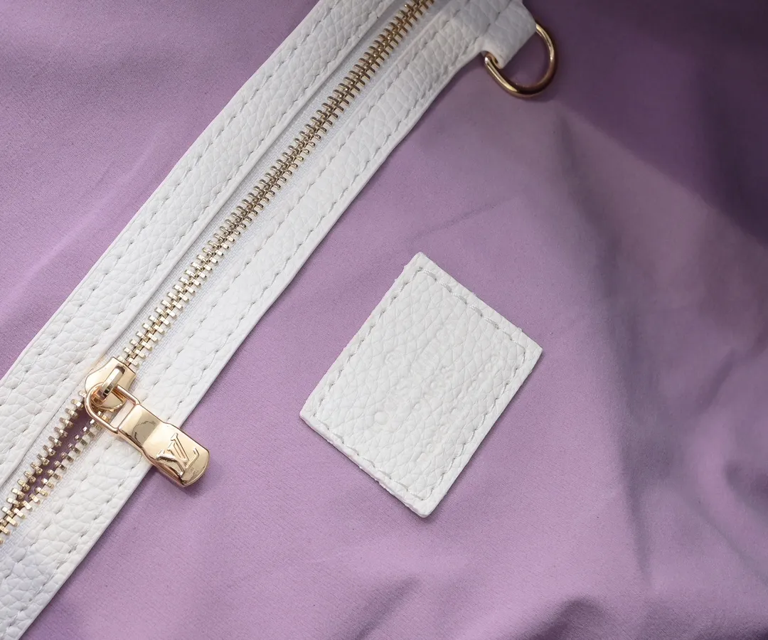 Batch 💰460 Upgraded Original Edition Method No. M46974 41416 41418 The Milky Way series gives the Keepall Bandoulière travel bag a feminine style, embossed with the classic Monogram pattern on the soft-grained cow leather, and achieves comfortable travel with an elegant attitude. Dimensions: 45 x 27 x 20 cm (Length x Height x Width) Monogram Empreinte Soft-grained cow leather Soft-grained cowhide trim Microfiber lining Hardware Double zipper closure with padlock Internal zippered pocket Removable name tag Carry-on baggage dimensions Shoulder strap: Removable, adjustable Strap half-length: 36.0cm Strap half-length adjustable to: 50.0cm Handle: Double handle