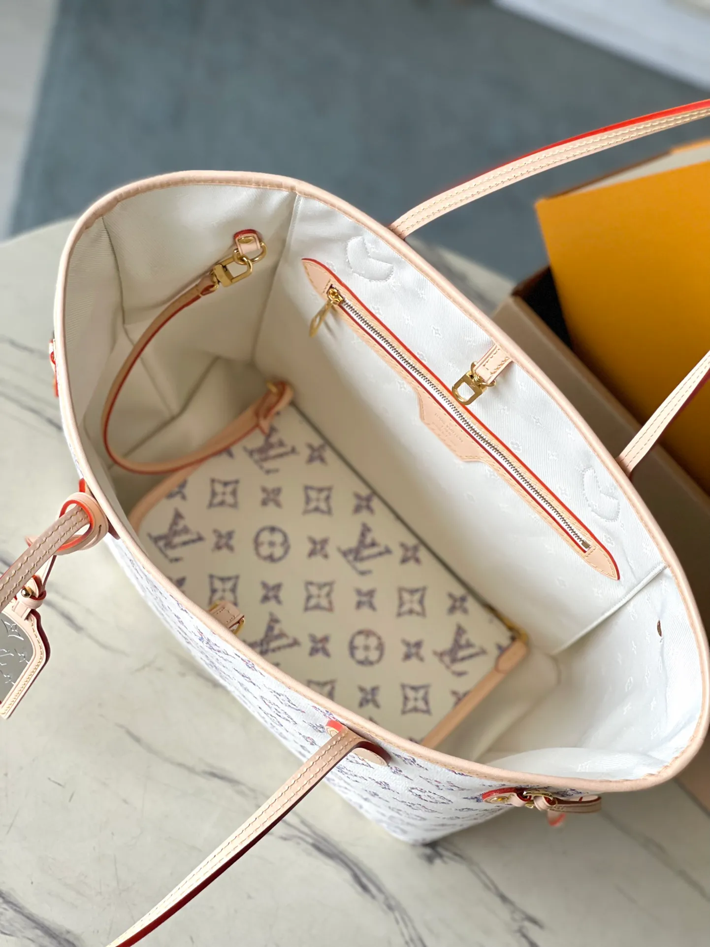 💰1160 The top original order M24905 supports counter inspection. The photo taken of duty-free goods is consistent with the product and has not been unpacked. This product is an exclusive duty-free product in the market and is the highest-end product. Inspection is supported. This product has passed strict inspection and is flawless. Please wear gloves when touching the product. This product is not returnable or exchangeable. Please confirm the product first and then remove the label on the handle. This product is temporarily not open to the public, only regular customers, and is in short supply. Dimensions: 31 x 28 x 14 cm