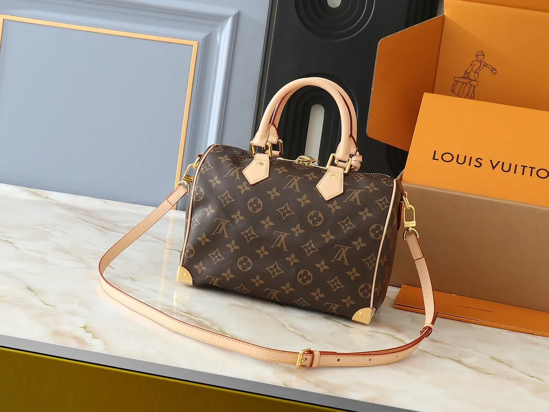 💰280💰Upgraded original M13805 M13257 M40390 lv Murakami Takashi co-branded NANOSPEEDY handbag This Nano Speedy handbag combines Monogram canvas and cow leather trim printing, with 33 colorful colors to interpret white tricolor and black tricolor. It has been launched in twelve sections and is very popular around the world and is loved by celebrities and celebrities. 25.0 x 19.0 x 15.0 cm