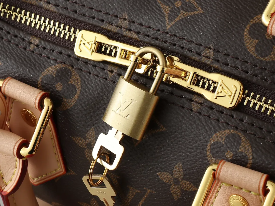 💰280💰Upgraded original M13805 M13257 M40390 lv Murakami Takashi co-branded NANOSPEEDY handbag This Nano Speedy handbag combines Monogram canvas and cow leather trim printing, with 33 colorful colors to interpret white tricolor and black tricolor. It has been launched in twelve sections and is very popular around the world and is loved by celebrities and celebrities. 25.0 x 19.0 x 15.0 cm