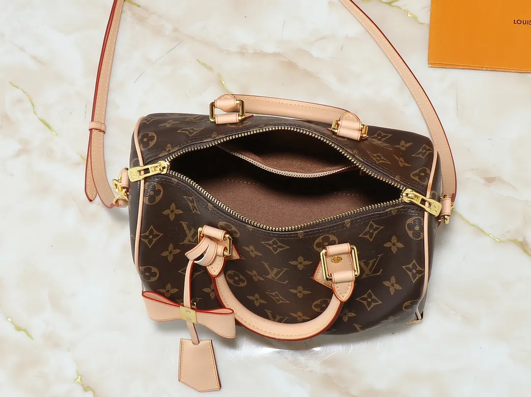 💰280💰Upgraded original M13805 M13257 M40390 lv Murakami Takashi co-branded NANOSPEEDY handbag This Nano Speedy handbag combines Monogram canvas and cow leather trim printing, with 33 colorful colors to interpret white tricolor and black tricolor. It has been launched in twelve sections and is very popular around the world and is loved by celebrities and celebrities. 25.0 x 19.0 x 15.0 cm
