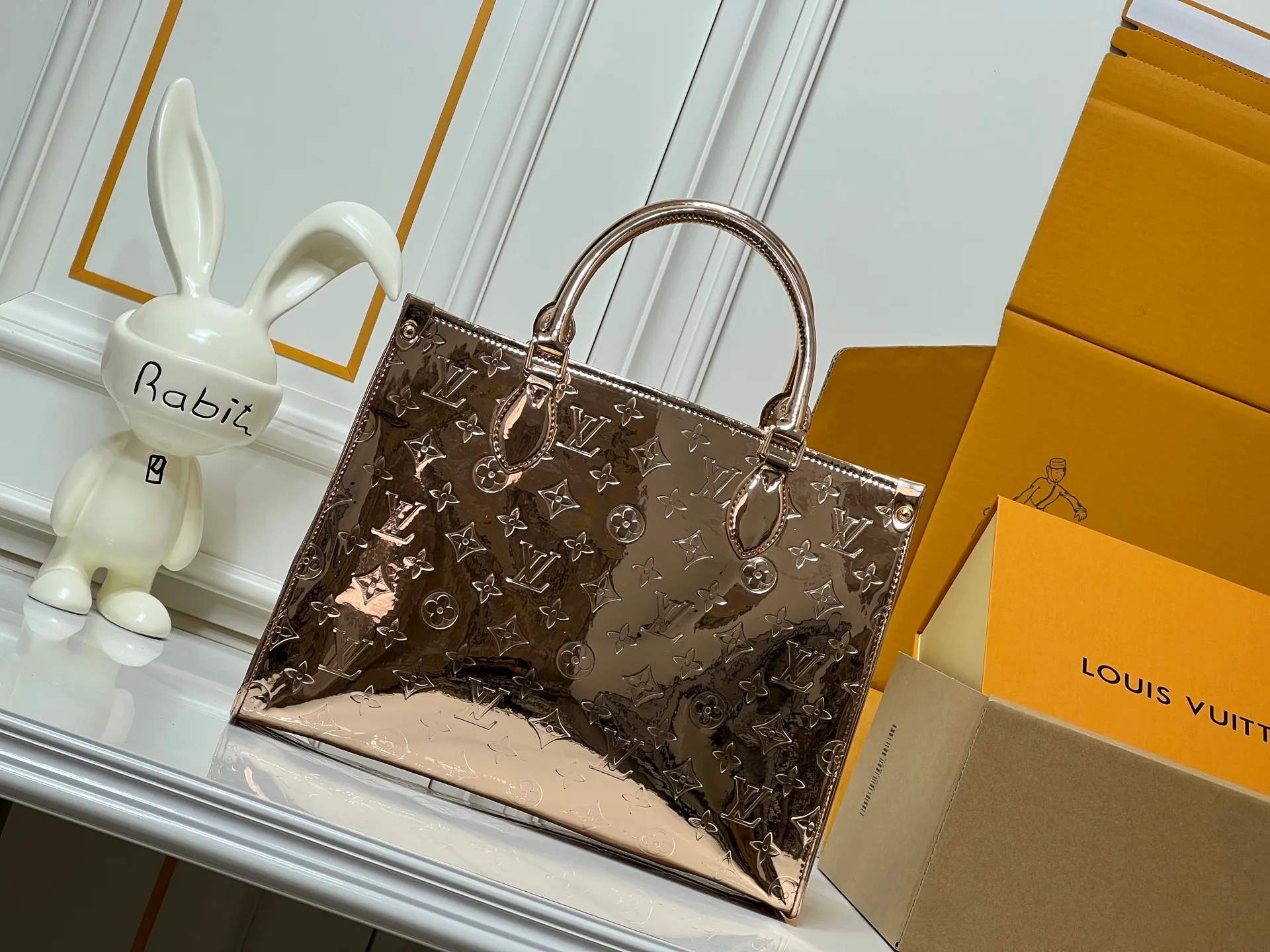 Batch 280💰M45039 M26373 Rose Gold Silver This OnTheGo medium handbag joins the LVSki series in the Monogram Miroir version. Laminated canvas ensures durability. The Silver tone and matching metal pieces create a gleaming look. Built-in pockets can store daily necessities such as small books. Dimensions: 34x27x14