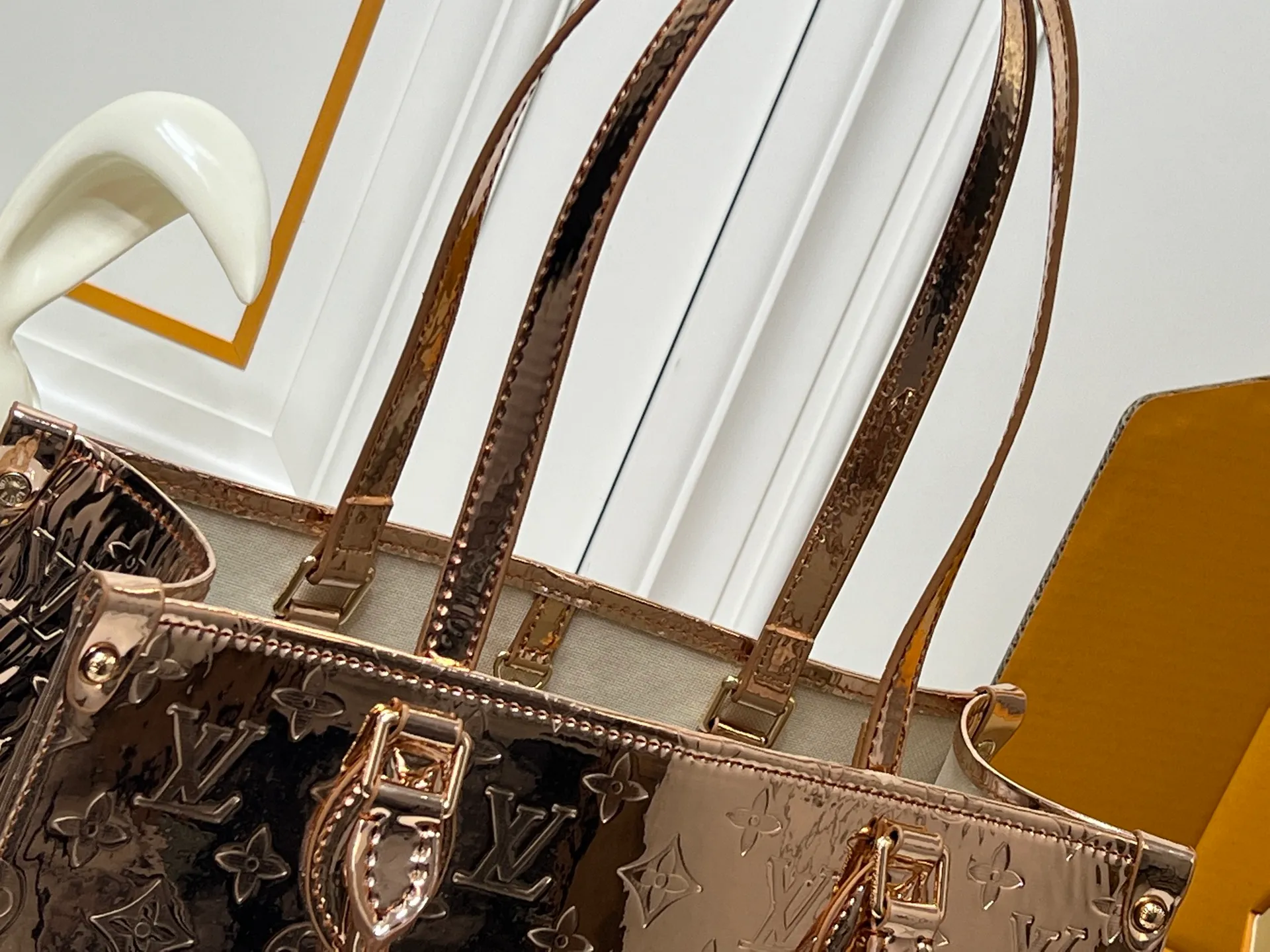 Batch 280💰M45039 M26373 Rose Gold Silver This OnTheGo medium handbag joins the LVSki series in the Monogram Miroir version. Laminated canvas ensures durability. The Silver tone and matching metal pieces create a gleaming look. Built-in pockets can store daily necessities such as small books. Dimensions: 34x27x14