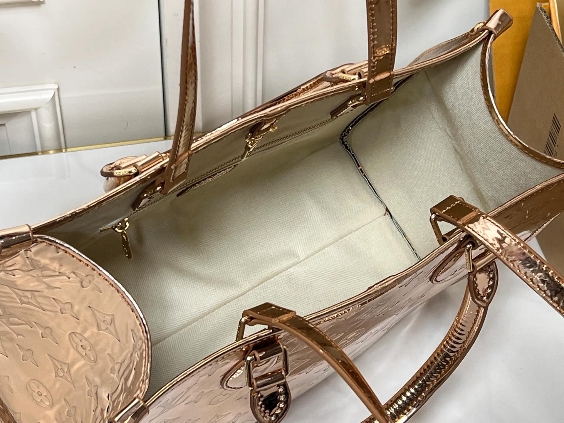 Batch 280💰M45039 M26373 Rose Gold Silver This OnTheGo medium handbag joins the LVSki series in the Monogram Miroir version. Laminated canvas ensures durability. The Silver tone and matching metal pieces create a gleaming look. Built-in pockets can store daily necessities such as small books. Dimensions: 34x27x14