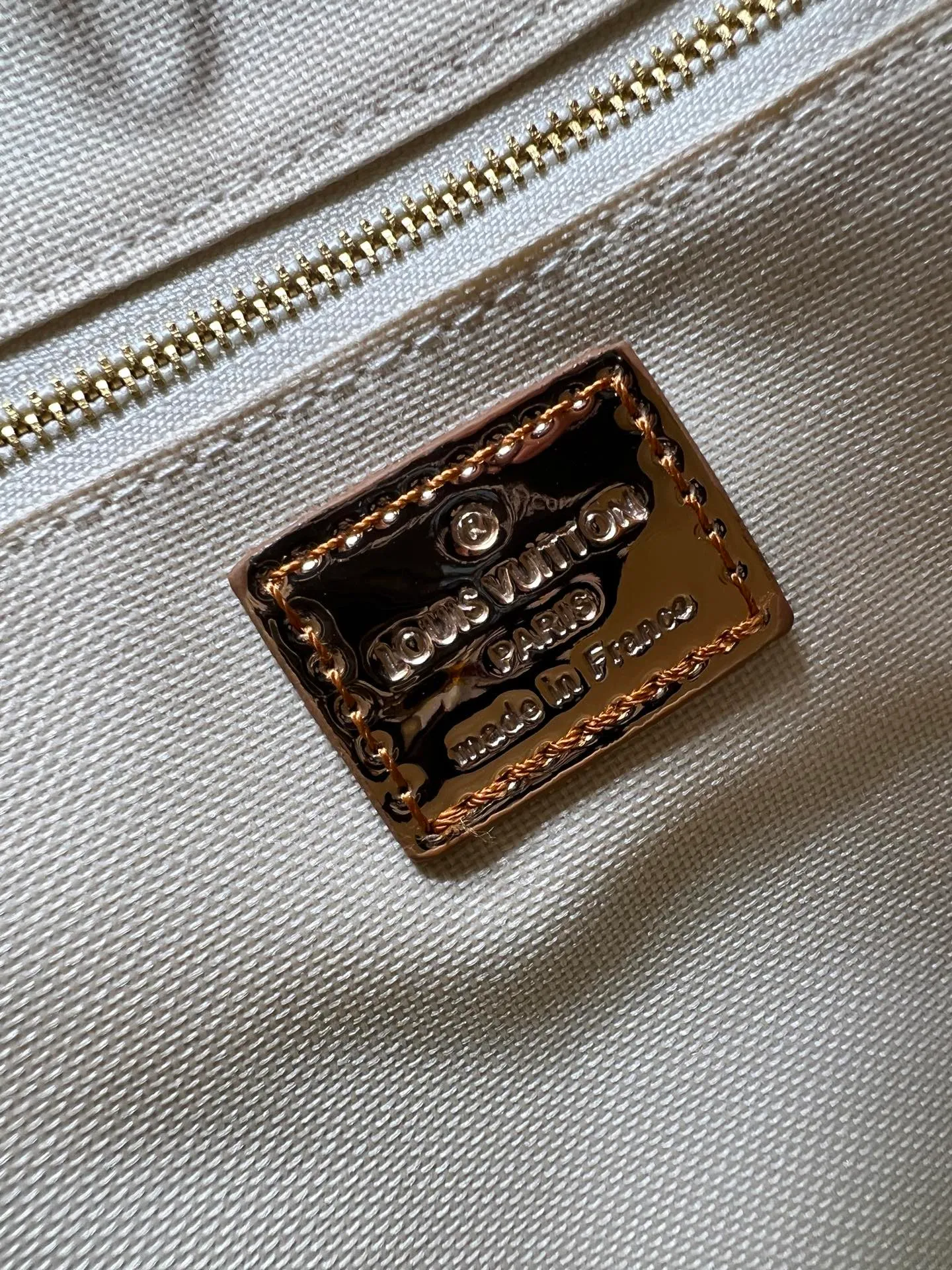 Batch 280💰M45039 M26373 Rose Gold Silver This OnTheGo medium handbag joins the LVSki series in the Monogram Miroir version. Laminated canvas ensures durability. The Silver tone and matching metal pieces create a gleaming look. Built-in pockets can store daily necessities such as small books. Dimensions: 34x27x14