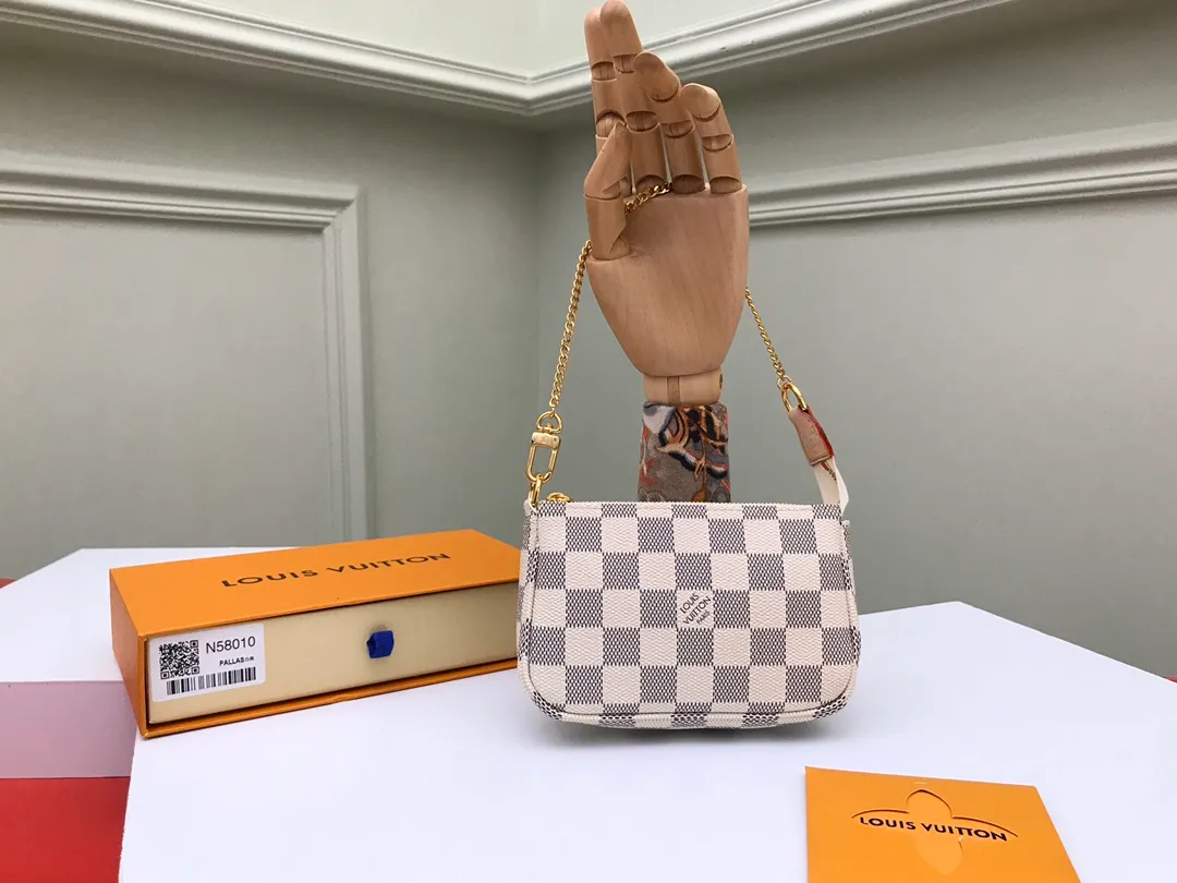 Factory Price 240 [Top Original Order] N58009 White Check N58010 White Check 👏👏 This accessory bag opens with a zipper and comes with a gold chain that can be attached to the D-ring on most Louis Vuitton handbags. Size: 15.5x10.5x4.0cm, packaging: with box