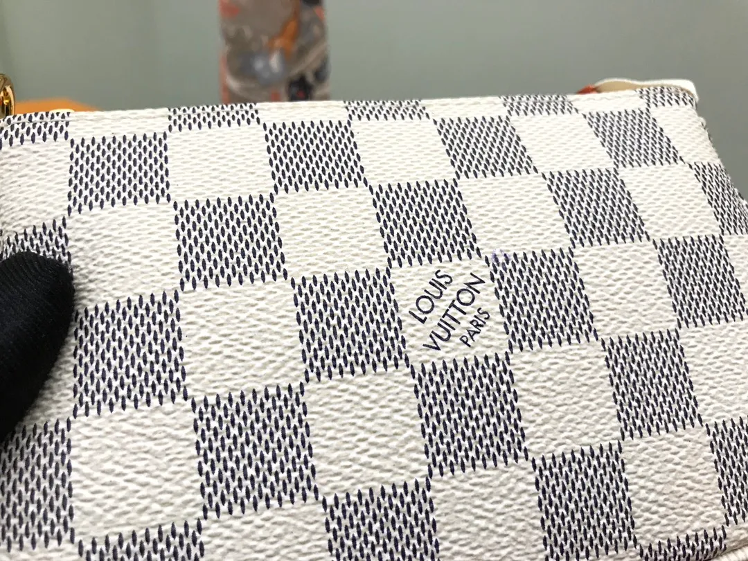 Factory Price 240 [Top Original Order] N58009 White Check N58010 White Check 👏👏 This accessory bag opens with a zipper and comes with a gold chain that can be attached to the D-ring on most Louis Vuitton handbags. Size: 15.5x10.5x4.0cm, packaging: with box