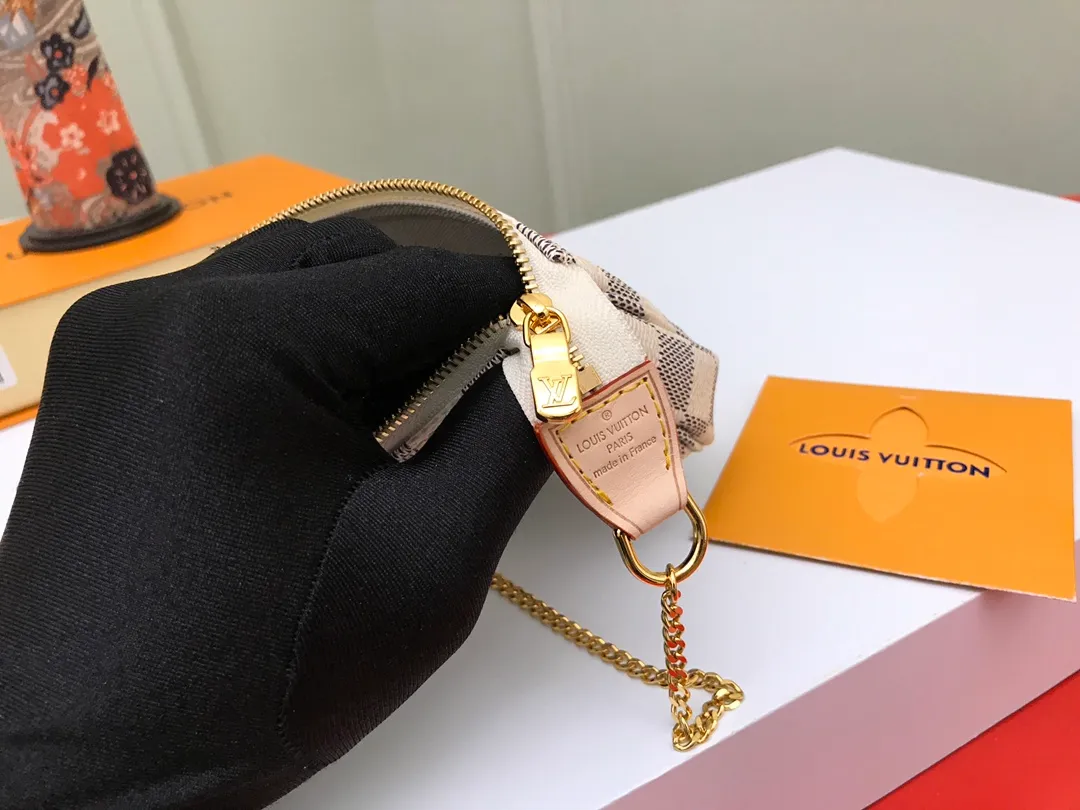 Factory Price 240 [Top Original Order] N58009 White Check N58010 White Check 👏👏 This accessory bag opens with a zipper and comes with a gold chain that can be attached to the D-ring on most Louis Vuitton handbags. Size: 15.5x10.5x4.0cm, packaging: with box