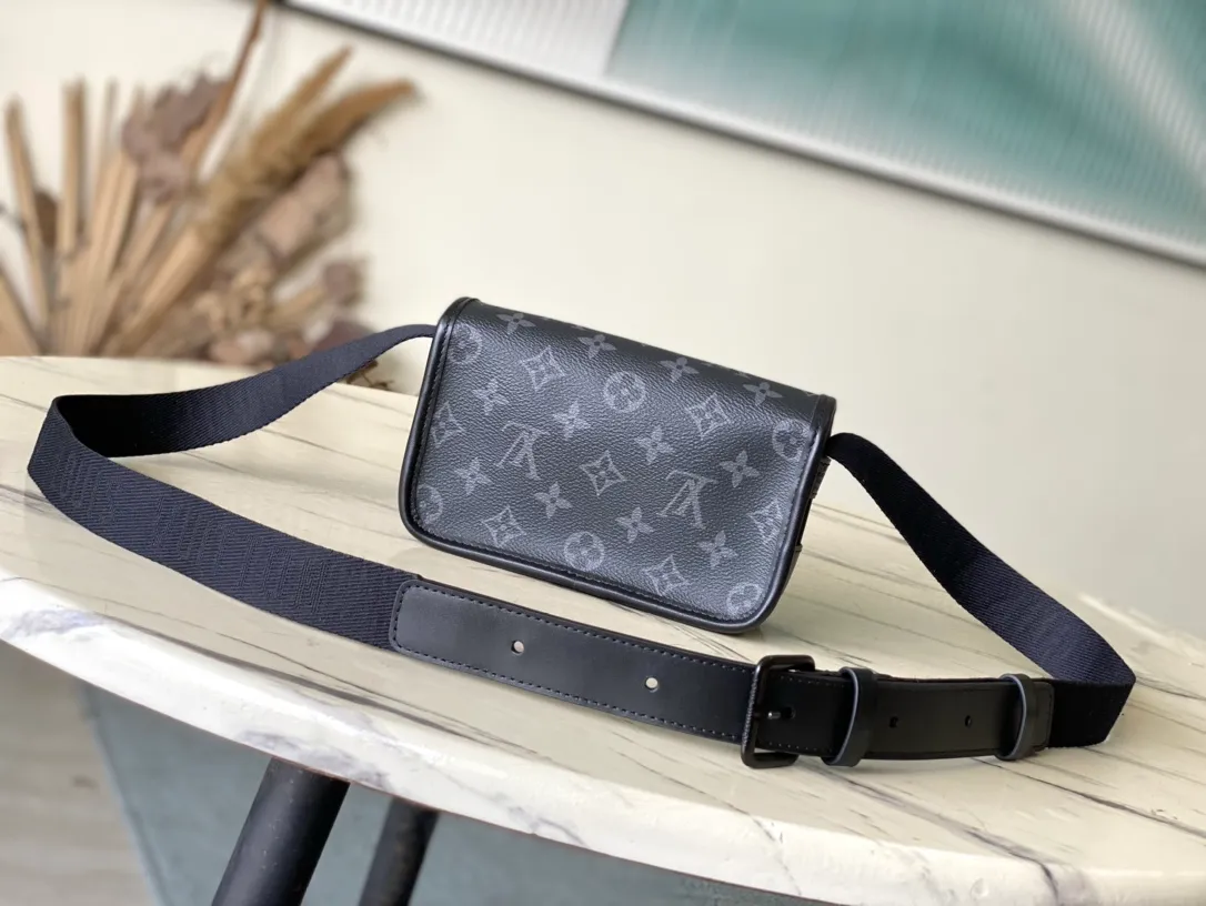 💰780 Top Original Order M12599 The Bosphore mini handbag is named after the brand's retro Bosphore LTJM series in the 2000s. Its simple lines and compact structure make it comfortable to carry, and it also uses a detachable nameplate to show its classic feel. The adjustable fabric shoulder strap crosses the accordion loop and is a refined detail along with the zippered front pocket. Dimensions: 19 × 12 × 7 cm