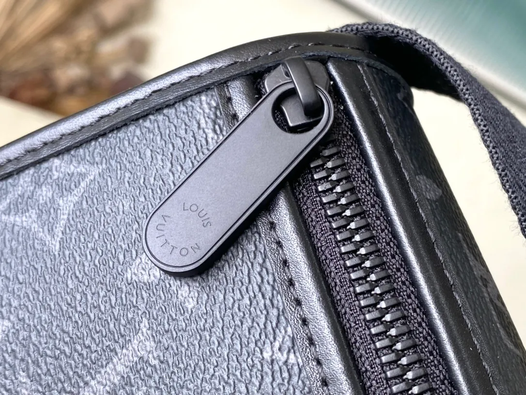💰780 Top Original Order M12599 The Bosphore mini handbag is named after the brand's retro Bosphore LTJM series in the 2000s. Its simple lines and compact structure make it comfortable to carry, and it also uses a detachable nameplate to show its classic feel. The adjustable fabric shoulder strap crosses the accordion loop and is a refined detail along with the zippered front pocket. Dimensions: 19 × 12 × 7 cm