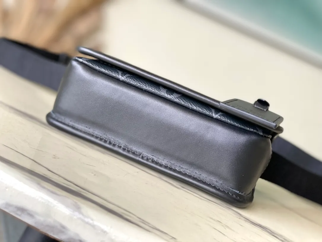💰780 Top Original Order M12599 The Bosphore mini handbag is named after the brand's retro Bosphore LTJM series in the 2000s. Its simple lines and compact structure make it comfortable to carry, and it also uses a detachable nameplate to show its classic feel. The adjustable fabric shoulder strap crosses the accordion loop and is a refined detail along with the zippered front pocket. Dimensions: 19 × 12 × 7 cm