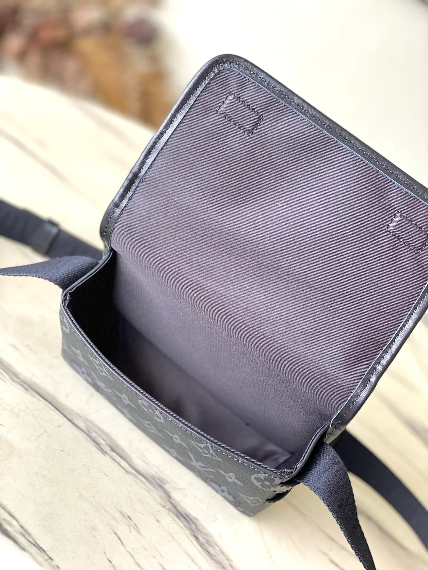 💰780 Top Original Order M12599 The Bosphore mini handbag is named after the brand's retro Bosphore LTJM series in the 2000s. Its simple lines and compact structure make it comfortable to carry, and it also uses a detachable nameplate to show its classic feel. The adjustable fabric shoulder strap crosses the accordion loop and is a refined detail along with the zippered front pocket. Dimensions: 19 × 12 × 7 cm
