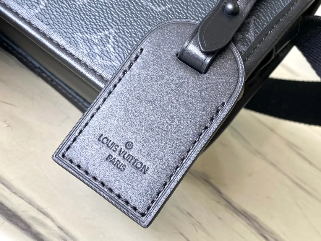 💰780 Top Original Order M12599 The Bosphore mini handbag is named after the brand's retro Bosphore LTJM series in the 2000s. Its simple lines and compact structure make it comfortable to carry, and it also uses a detachable nameplate to show its classic feel. The adjustable fabric shoulder strap crosses the accordion loop and is a refined detail along with the zippered front pocket. Dimensions: 19 × 12 × 7 cm