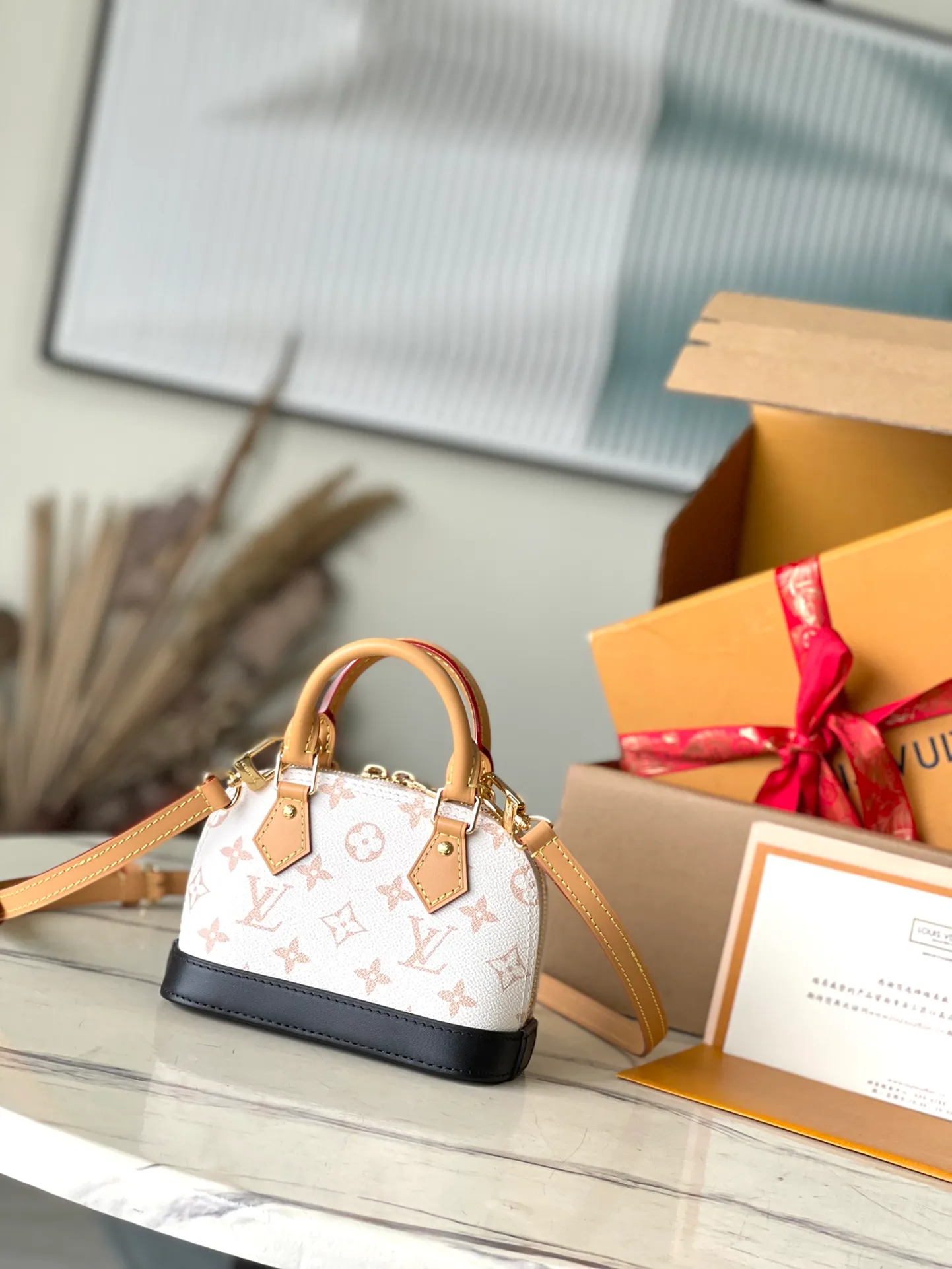 💰880 Top original order M46895 This Nano Aima handbag condenses the classic configuration of the Ama handbag, and outlines the leather trim for the Monogram Dune canvas from the 2024 early spring show. The compact handle and detachable and adjustable shoulder strap allow for a variety of carrying options. Dimensions: 18 × 12 × 8 cm