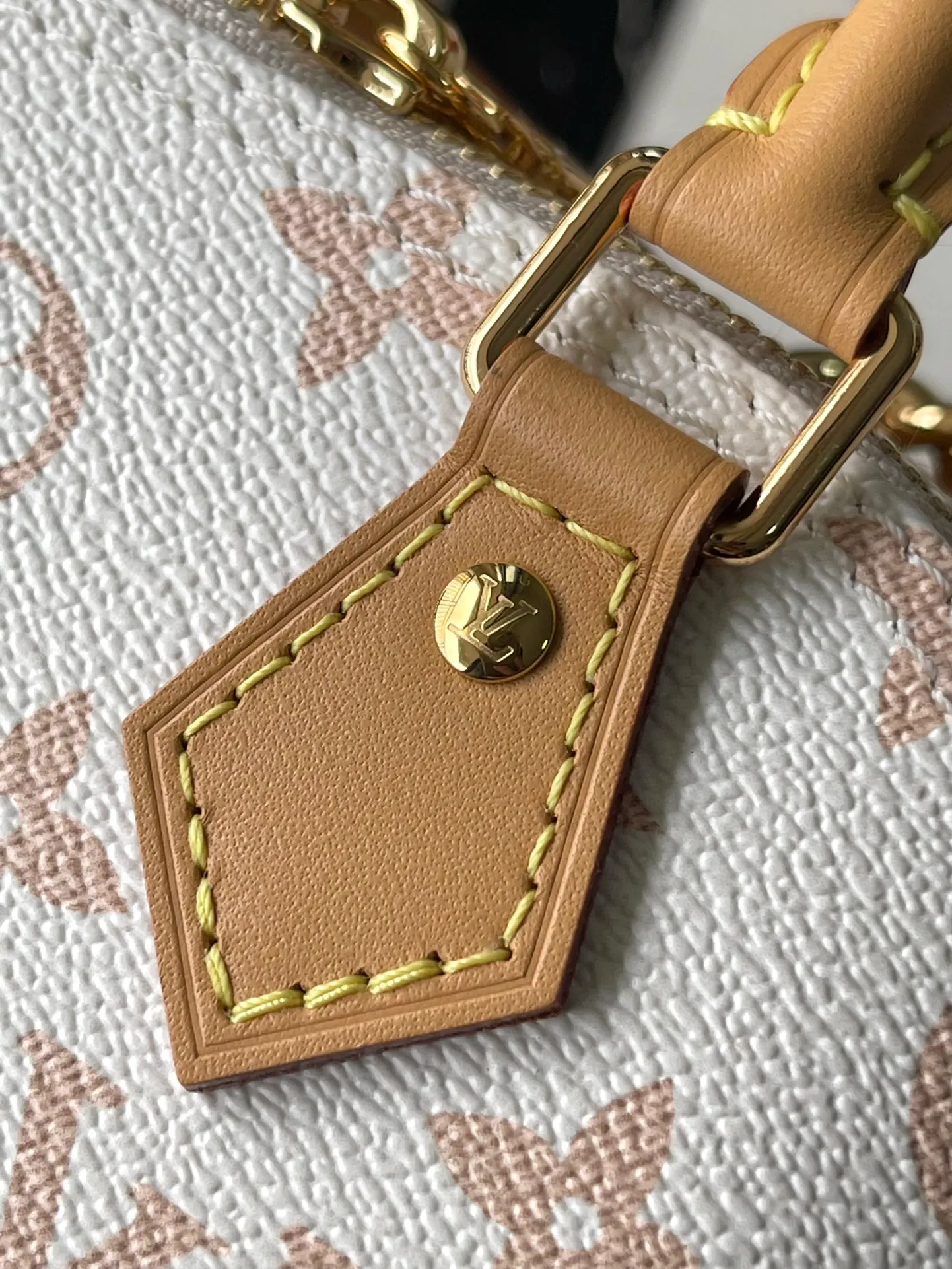 💰880 Top original order M46895 This Nano Aima handbag condenses the classic configuration of the Ama handbag, and outlines the leather trim for the Monogram Dune canvas from the 2024 early spring show. The compact handle and detachable and adjustable shoulder strap allow for a variety of carrying options. Dimensions: 18 × 12 × 8 cm