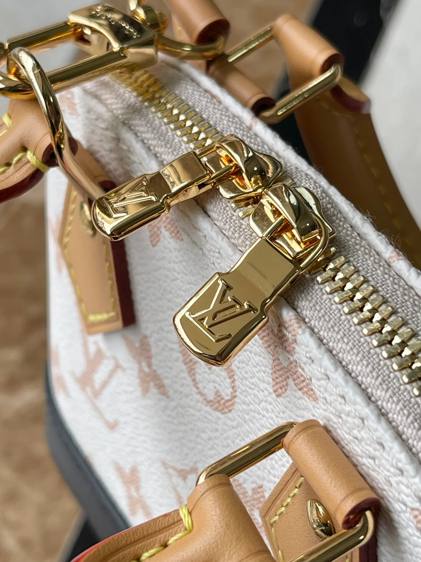 💰880 Top original order M46895 This Nano Aima handbag condenses the classic configuration of the Ama handbag, and outlines the leather trim for the Monogram Dune canvas from the 2024 early spring show. The compact handle and detachable and adjustable shoulder strap allow for a variety of carrying options. Dimensions: 18 × 12 × 8 cm