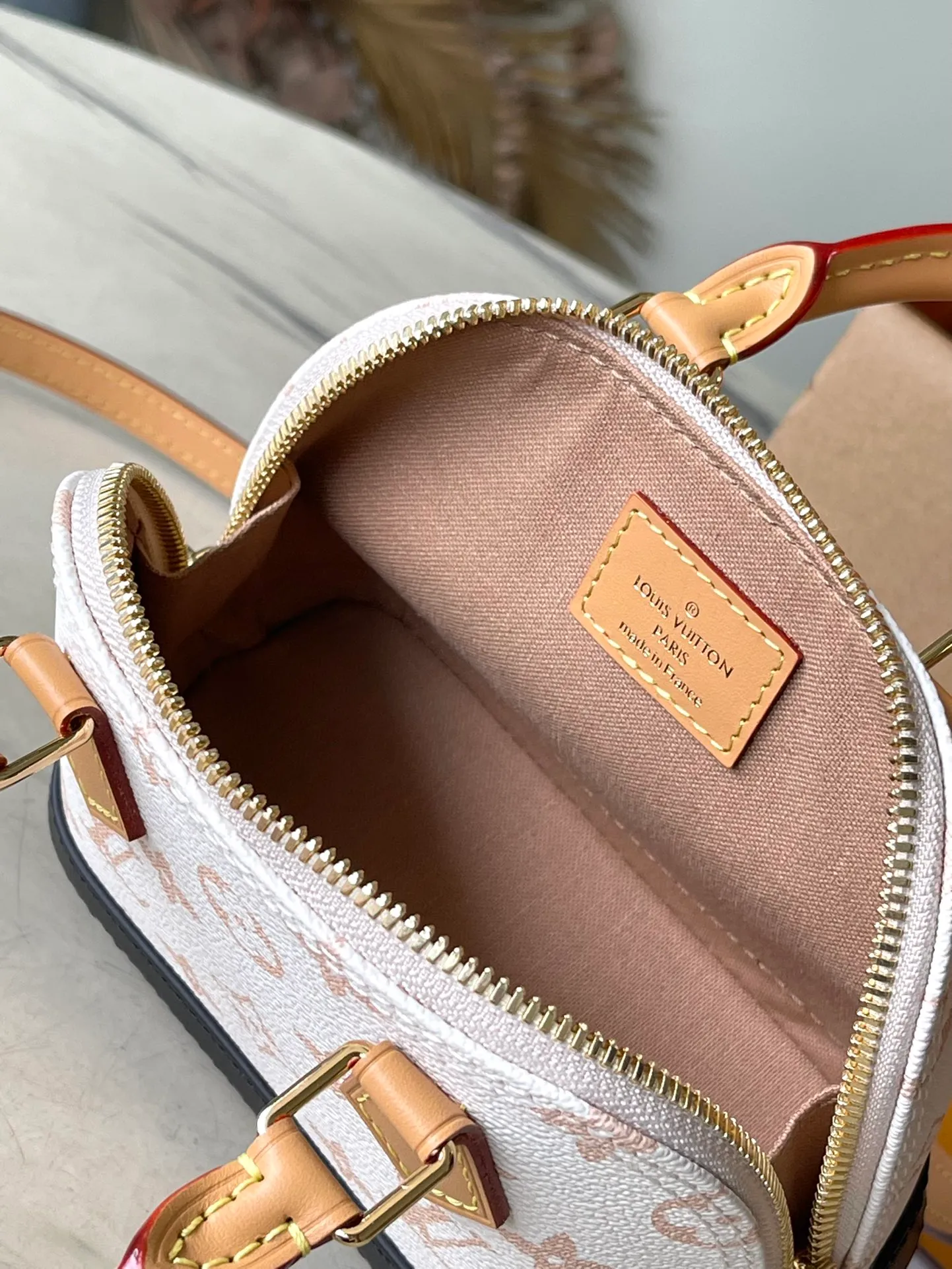 💰880 Top original order M46895 This Nano Aima handbag condenses the classic configuration of the Ama handbag, and outlines the leather trim for the Monogram Dune canvas from the 2024 early spring show. The compact handle and detachable and adjustable shoulder strap allow for a variety of carrying options. Dimensions: 18 × 12 × 8 cm