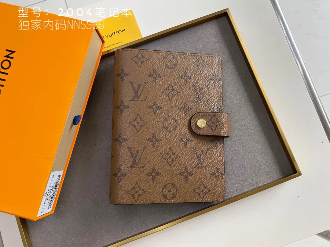 💰140 Top Original 💎 Latest Date 📅 Notepad This small notepad cover is made of Monogram canvas and can hold three credit cards. It can also be used as an address book, notebook or calendar. Epi leather is delicately embossed with LV initials and is lined with intertwined textured leather - Push-button closure - Six-ring binder with three rings in a set, six credit card slots and two internal compartments - Notepad insert available separately. Model: 2004 Size: 14x8cm