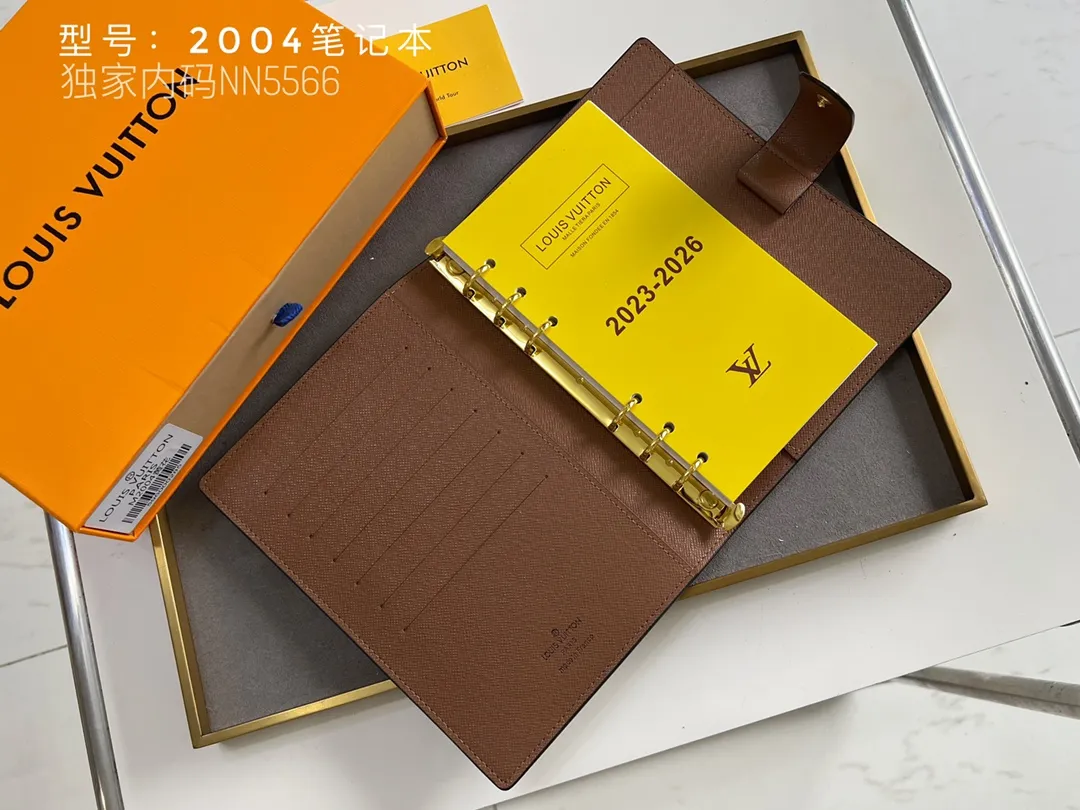 💰140 Top Original 💎 Latest Date 📅 Notepad This small notepad cover is made of Monogram canvas and can hold three credit cards. It can also be used as an address book, notebook or calendar. Epi leather is delicately embossed with LV initials and is lined with intertwined textured leather - Push-button closure - Six-ring binder with three rings in a set, six credit card slots and two internal compartments - Notepad insert available separately. Model: 2004 Size: 14x8cm