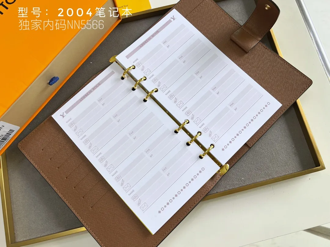 💰140 Top Original 💎 Latest Date 📅 Notepad This small notepad cover is made of Monogram canvas and can hold three credit cards. It can also be used as an address book, notebook or calendar. Epi leather is delicately embossed with LV initials and is lined with intertwined textured leather - Push-button closure - Six-ring binder with three rings in a set, six credit card slots and two internal compartments - Notepad insert available separately. Model: 2004 Size: 14x8cm