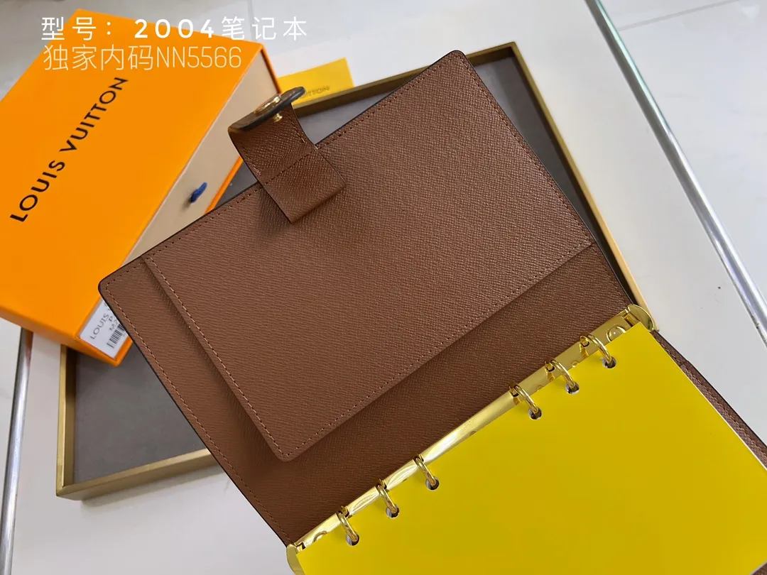 💰140 Top Original 💎 Latest Date 📅 Notepad This small notepad cover is made of Monogram canvas and can hold three credit cards. It can also be used as an address book, notebook or calendar. Epi leather is delicately embossed with LV initials and is lined with intertwined textured leather - Push-button closure - Six-ring binder with three rings in a set, six credit card slots and two internal compartments - Notepad insert available separately. Model: 2004 Size: 14x8cm