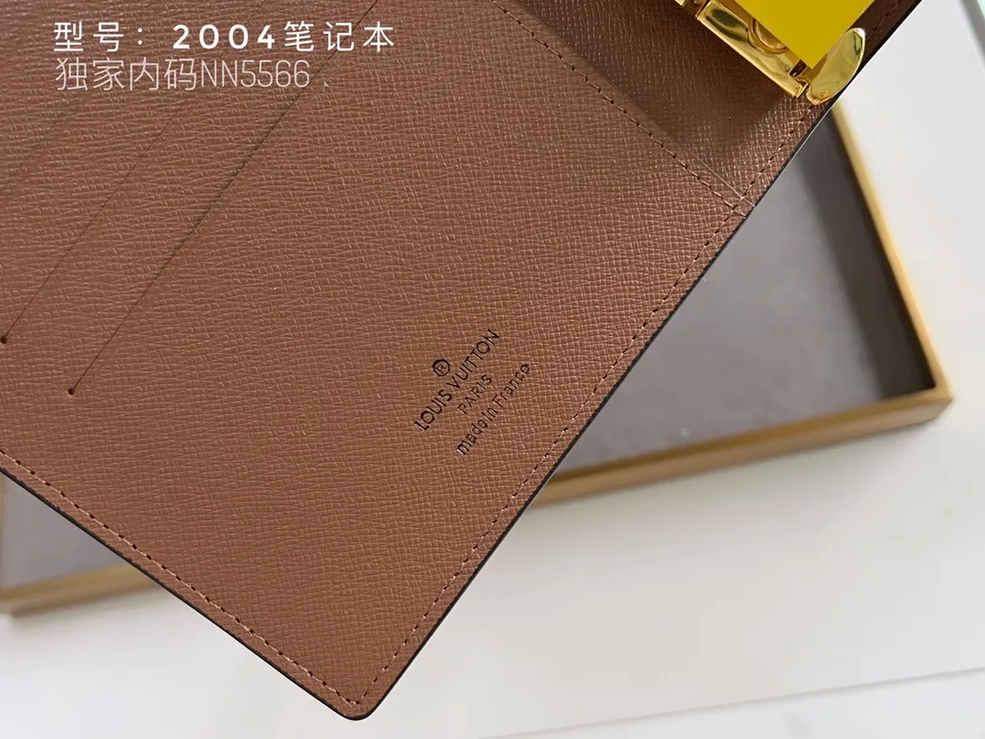 💰140 Top Original 💎 Latest Date 📅 Notepad This small notepad cover is made of Monogram canvas and can hold three credit cards. It can also be used as an address book, notebook or calendar. Epi leather is delicately embossed with LV initials and is lined with intertwined textured leather - Push-button closure - Six-ring binder with three rings in a set, six credit card slots and two internal compartments - Notepad insert available separately. Model: 2004 Size: 14x8cm