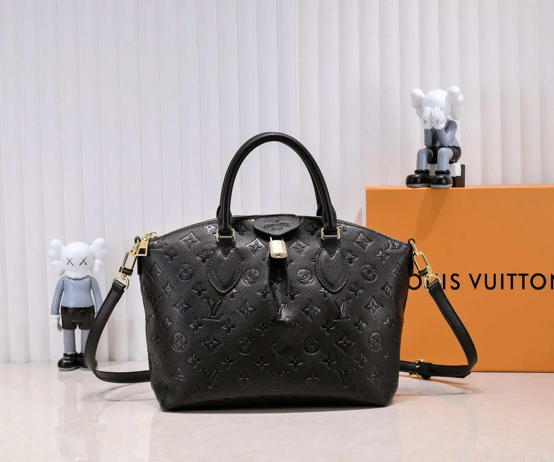 Batch 320💰Top original embossed presbyopia guaranteed double-sided discoloration yellow leather M45986 small size pressed M45987 large size Boétie small zipper tote bag made of Monogram canvas, leather trim and fabric lining, with padlock and LV embossed leather tag. The soft texture ensures everyday comfort, while dual phone pockets and internal patch pockets add functional details. Small size 25 x 23 x 14 Large size: 31.5 x 28 x 16 cm