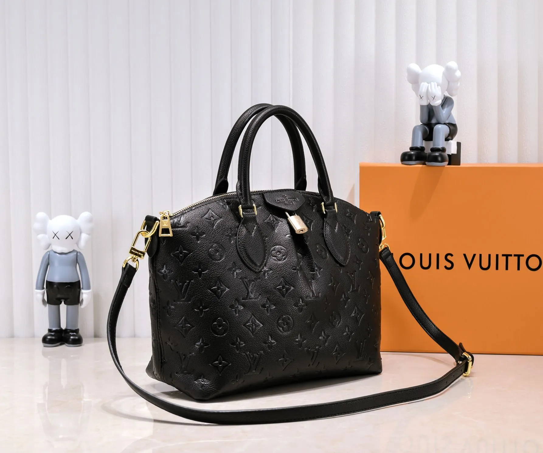 Batch 320💰Top original embossed presbyopia guaranteed double-sided discoloration yellow leather M45986 small size pressed M45987 large size Boétie small zipper tote bag made of Monogram canvas, leather trim and fabric lining, with padlock and LV embossed leather tag. The soft texture ensures everyday comfort, while dual phone pockets and internal patch pockets add functional details. Small size 25 x 23 x 14 Large size: 31.5 x 28 x 16 cm