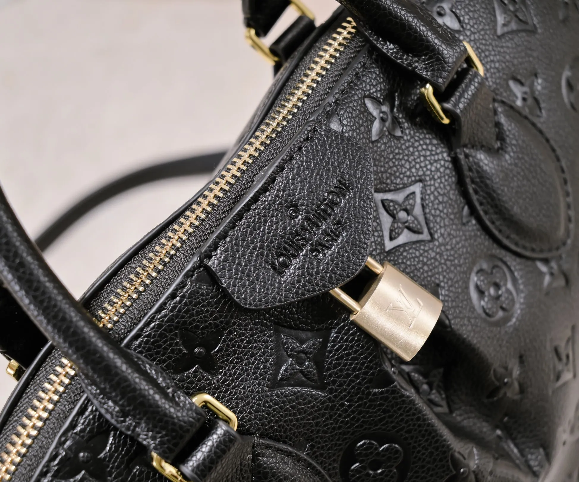 Batch 320💰Top original embossed presbyopia guaranteed double-sided discoloration yellow leather M45986 small size pressed M45987 large size Boétie small zipper tote bag made of Monogram canvas, leather trim and fabric lining, with padlock and LV embossed leather tag. The soft texture ensures everyday comfort, while dual phone pockets and internal patch pockets add functional details. Small size 25 x 23 x 14 Large size: 31.5 x 28 x 16 cm