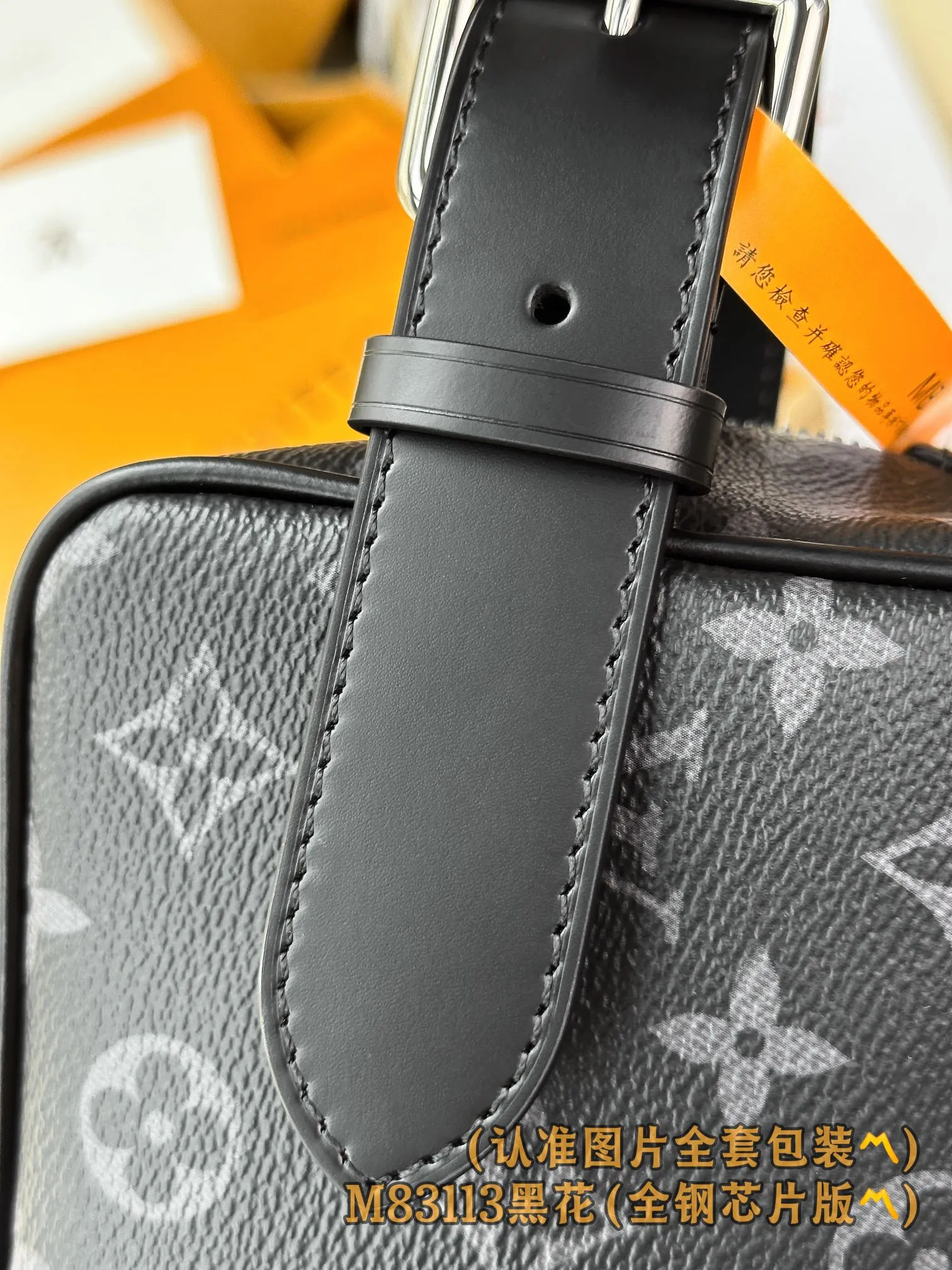 💰1300 [Genuine grade] [Special grade MB all steel high elastic fabric] M83113 Black Flower (〽️A grade all steel〽️) personalized customized version! 163 code changing chip, LOCKER DOPP KIT toilet bag! This Locker Dopp Kit toiletry bag is made of Monogram Eclipse canvas, blending contemporary trends and elegant style. The compact design contains ample space to easily store daily necessities. The washable lining and adjustable side handles make it a convenient on-the-go experience.  13 x 12 x 23 cm (height x width x length).