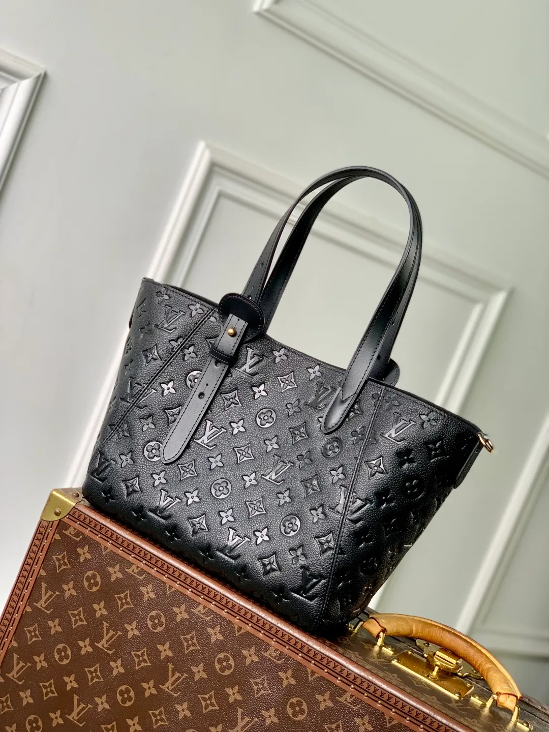 💰1140 (first-grain leather) top-quality original M25858 black. This All In One small handbag expands the capacity definition of the All-In series. It can be transformed into a rounded Hobo handbag or an open tote bag, making it easy to carry your daily needs. Monogram Empreinte leather bag with dazzling hardware, LV padlock and nameplate highlight the exquisite details. 22 x 15 x 40 cm (height x width x length)